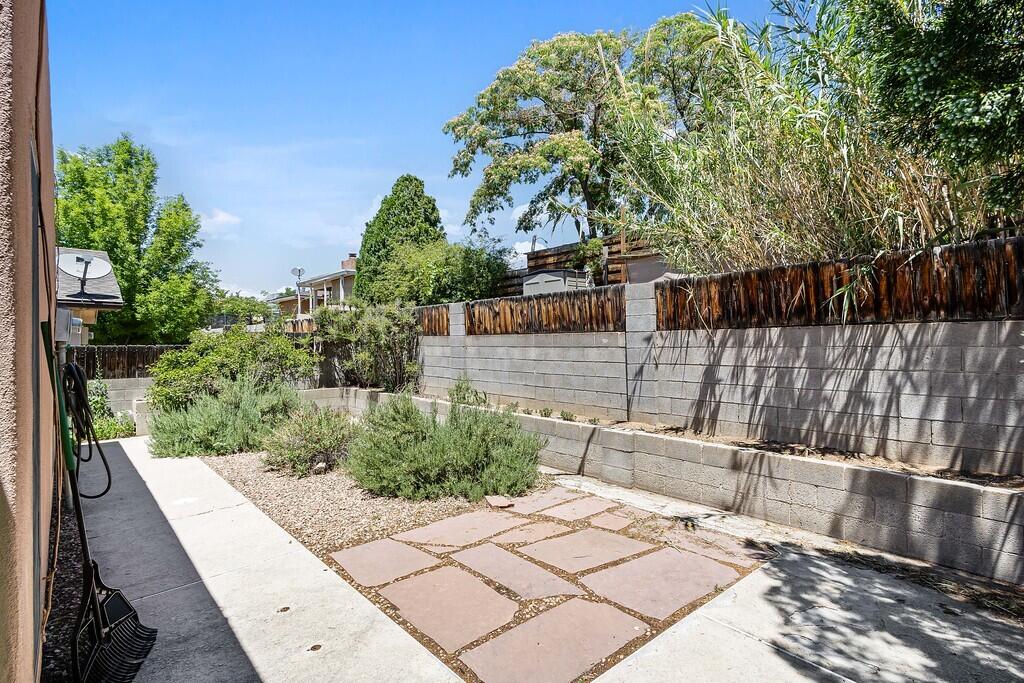 2704 LA CHARLES Drive NE