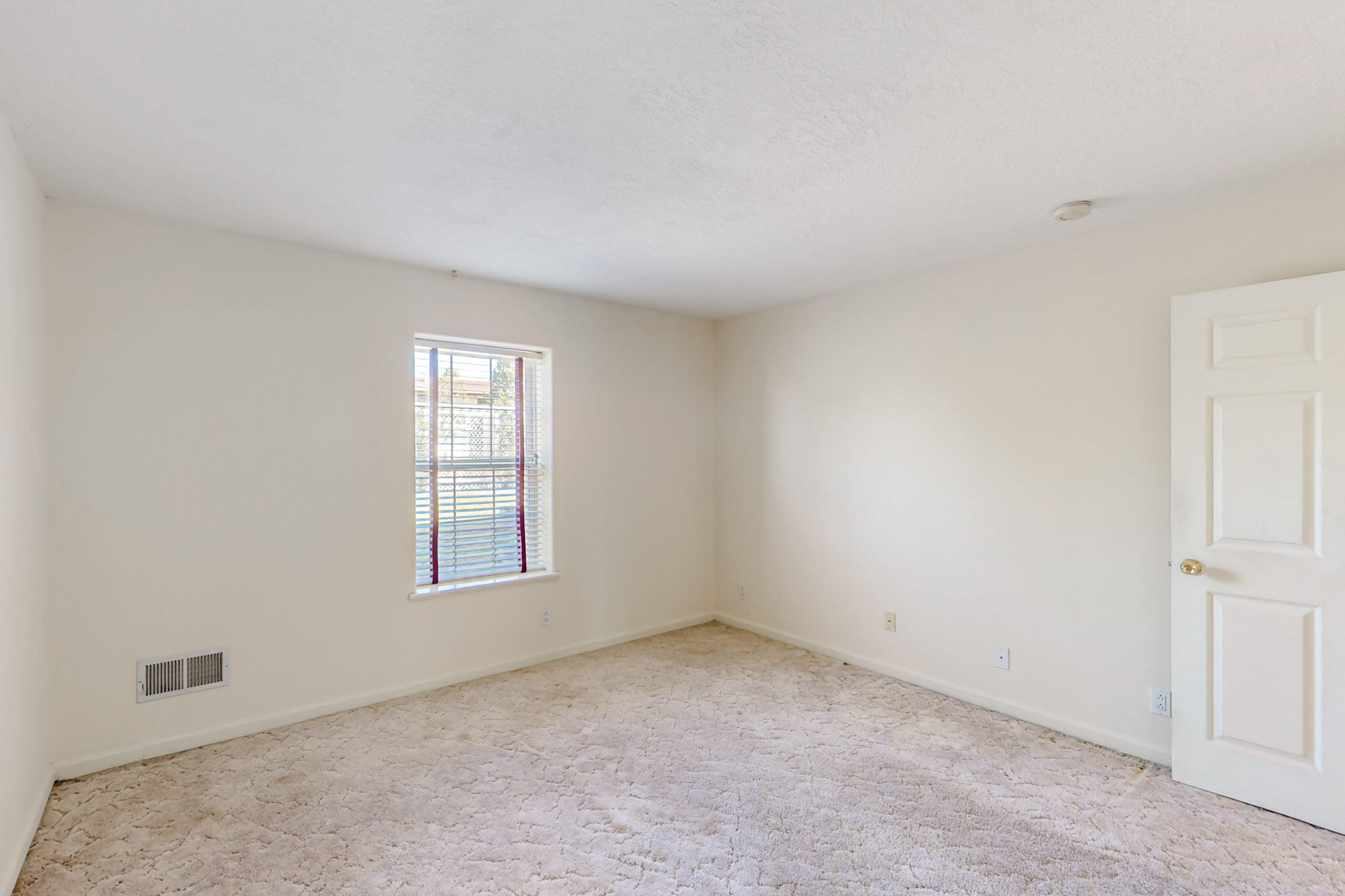 1072 MESA LOOP NW