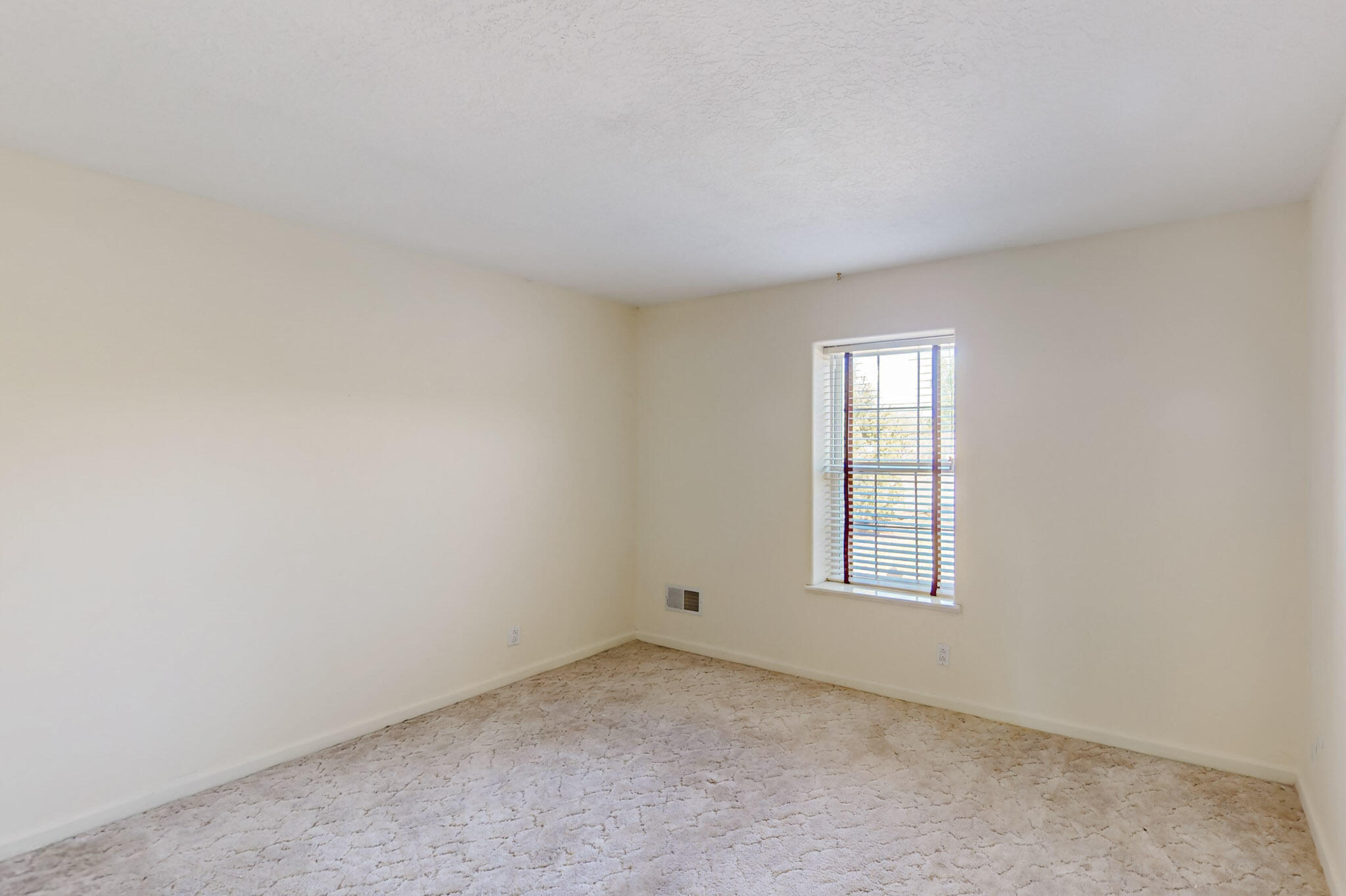 1072 MESA LOOP NW
