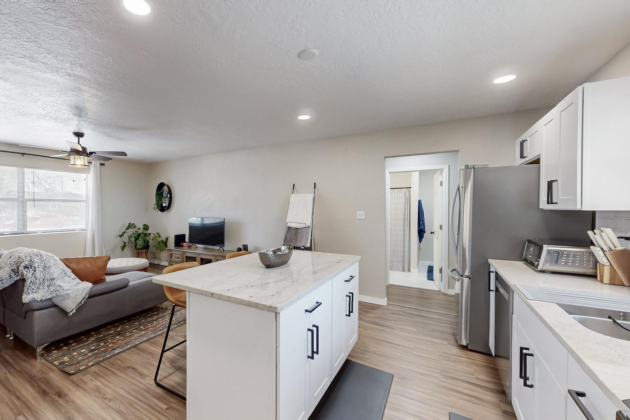 1052 VASQUEZ Court