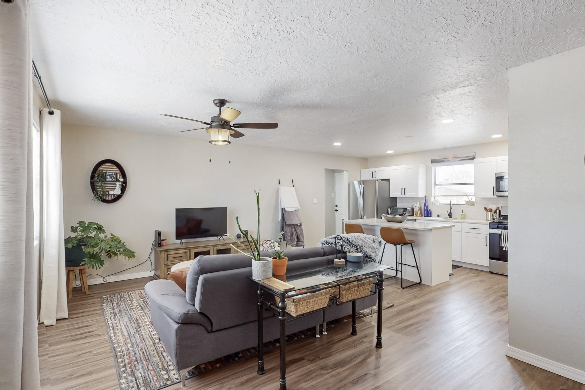 1052 VASQUEZ Court