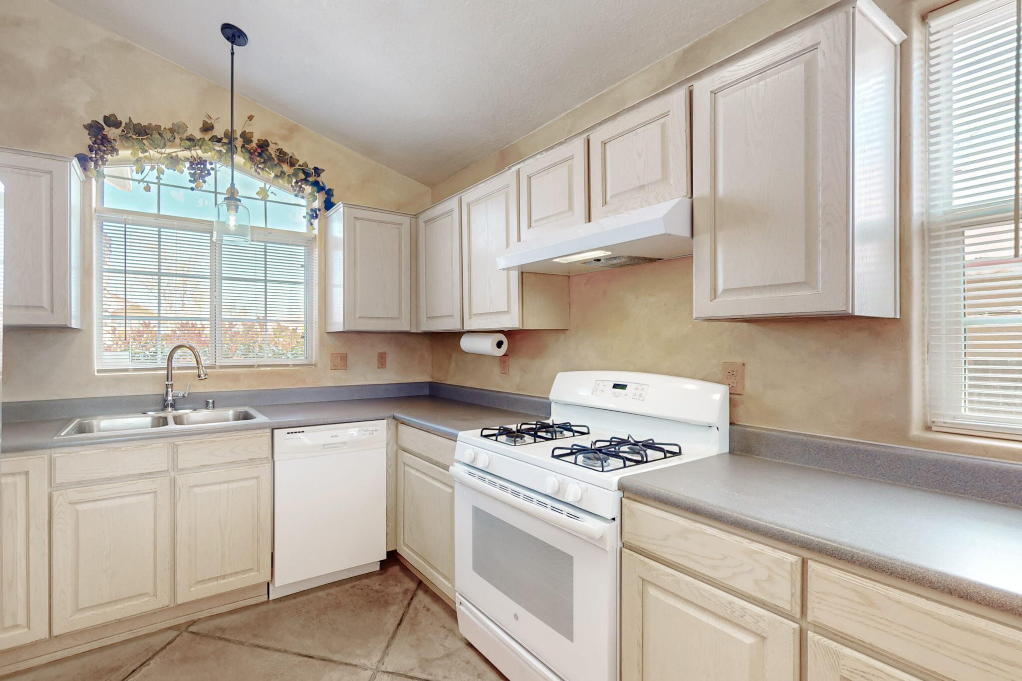 5912 GRAN QUIVIRA Road NW