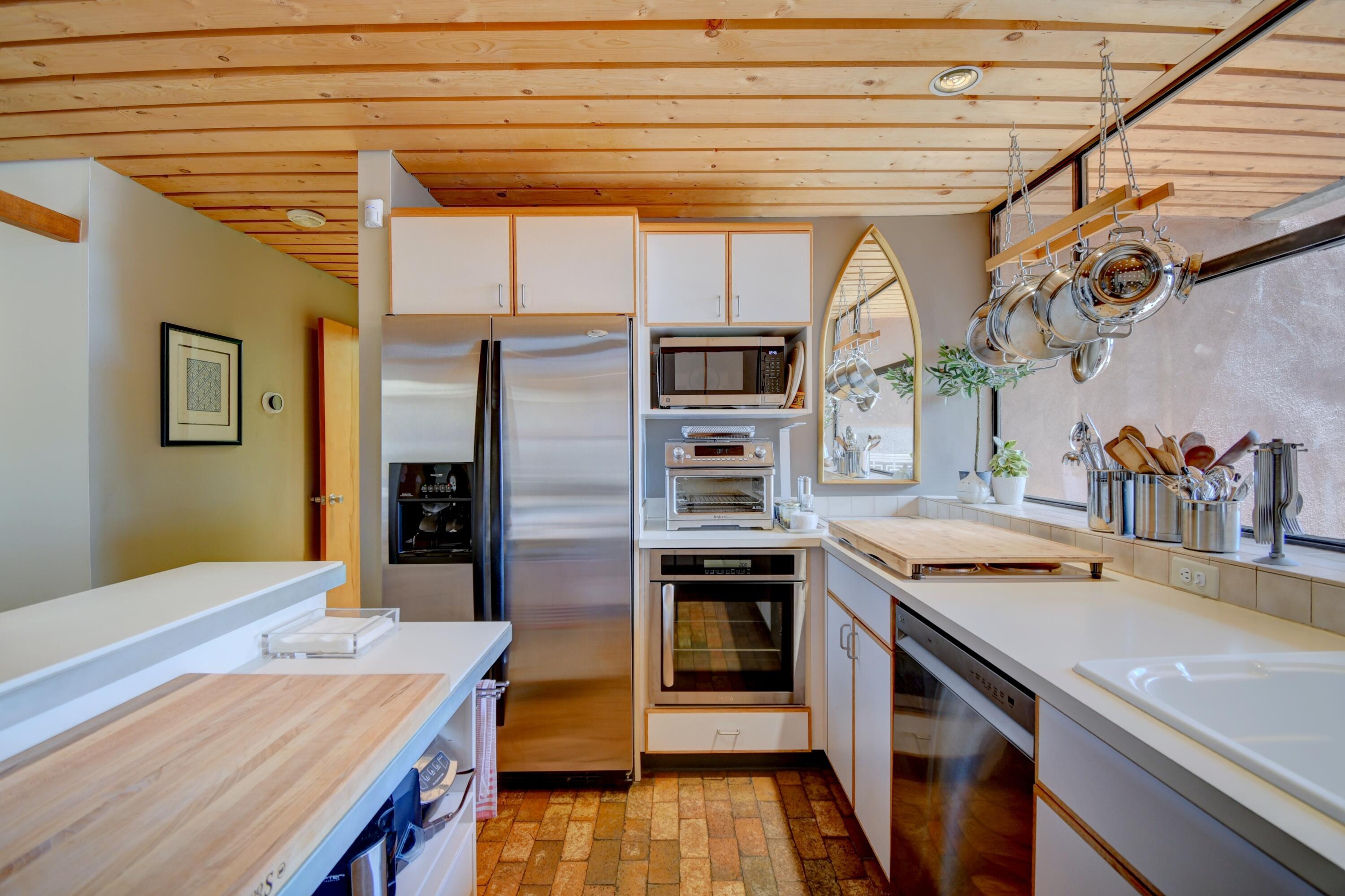 3 ARCO Court NW