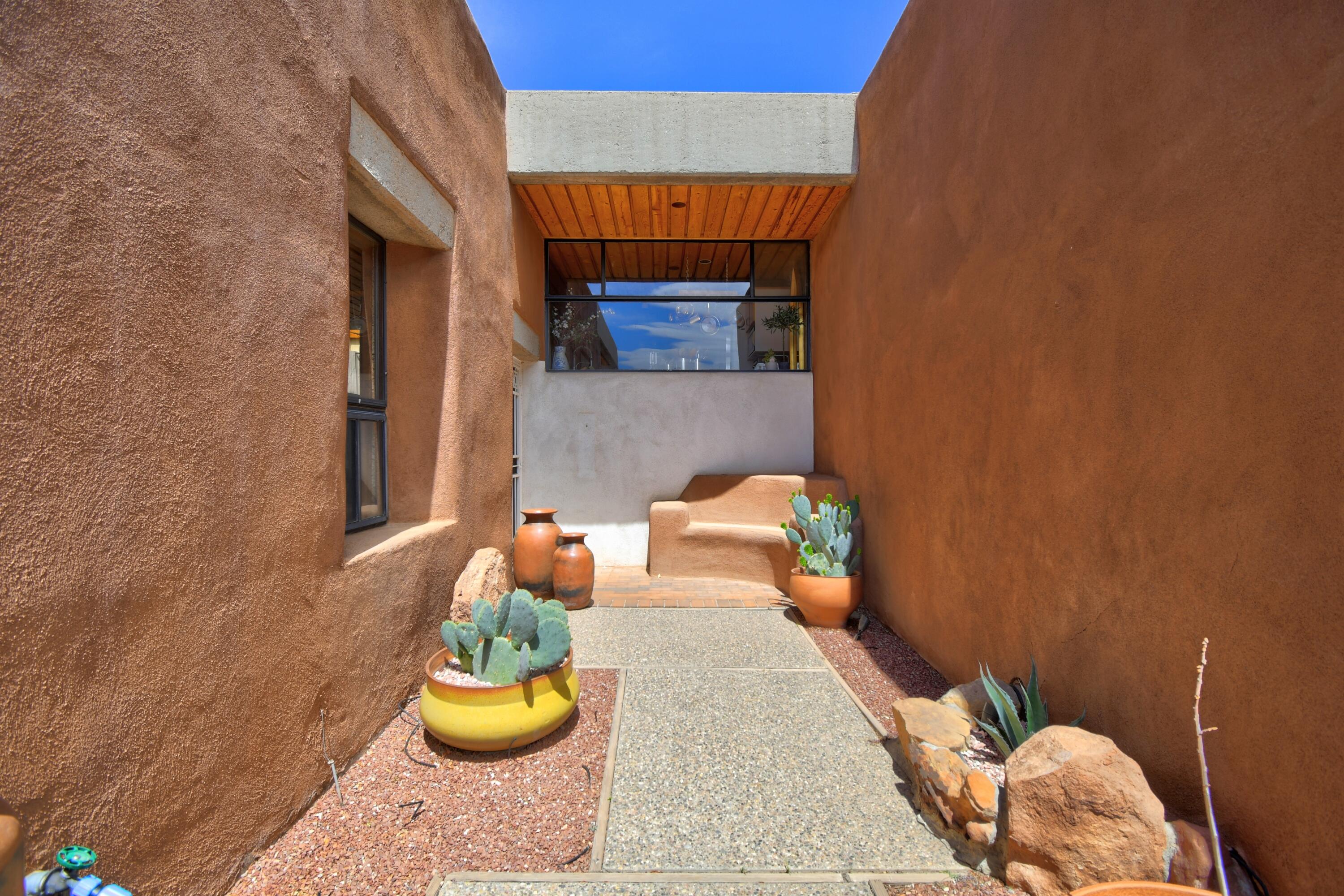 3 ARCO Court NW