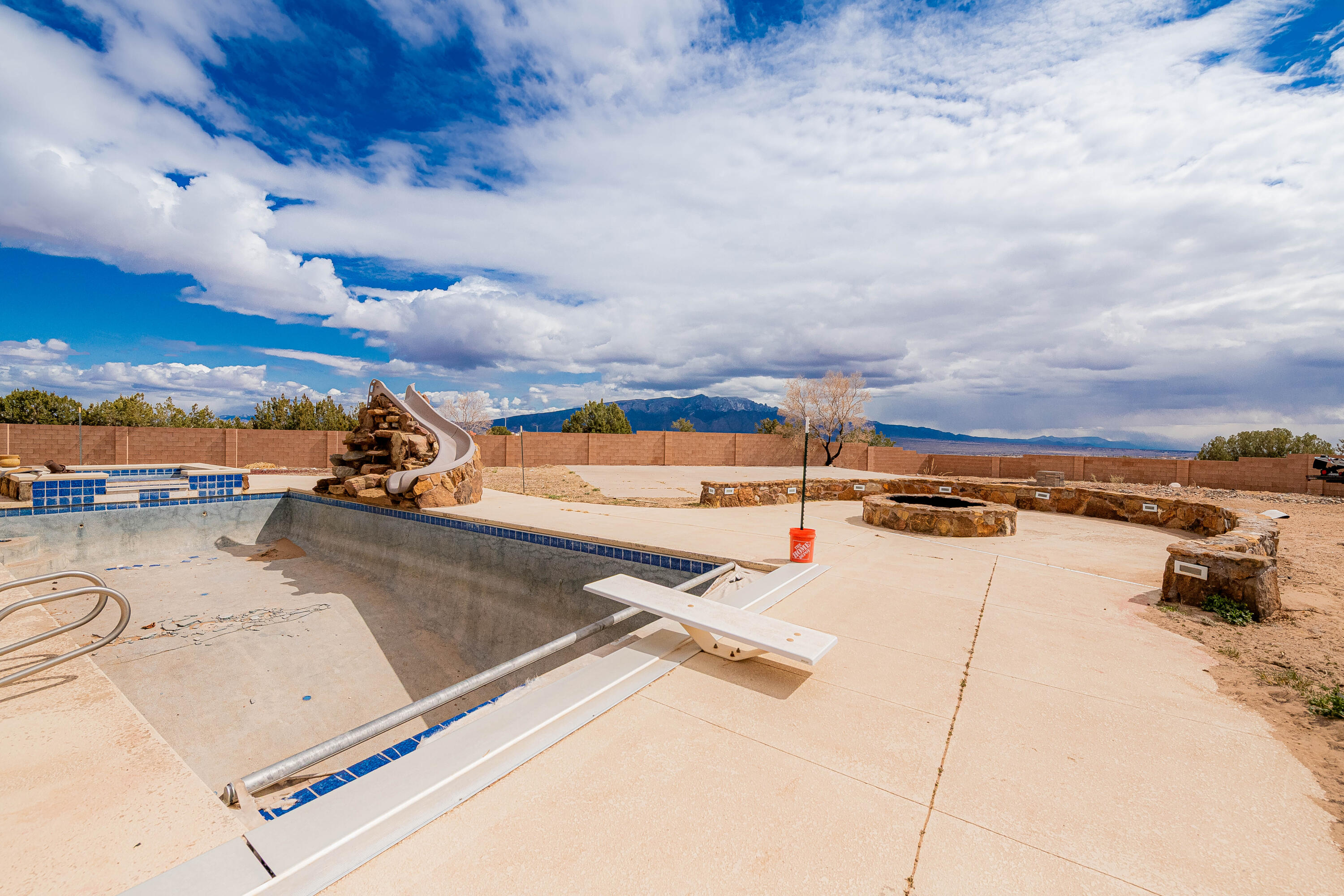 5016 FRONTIER Road NE