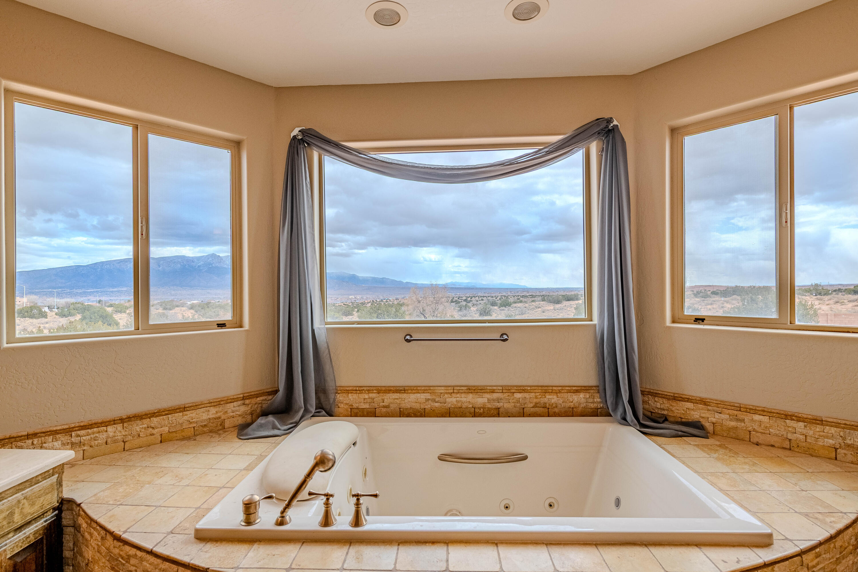 5016 FRONTIER Road NE