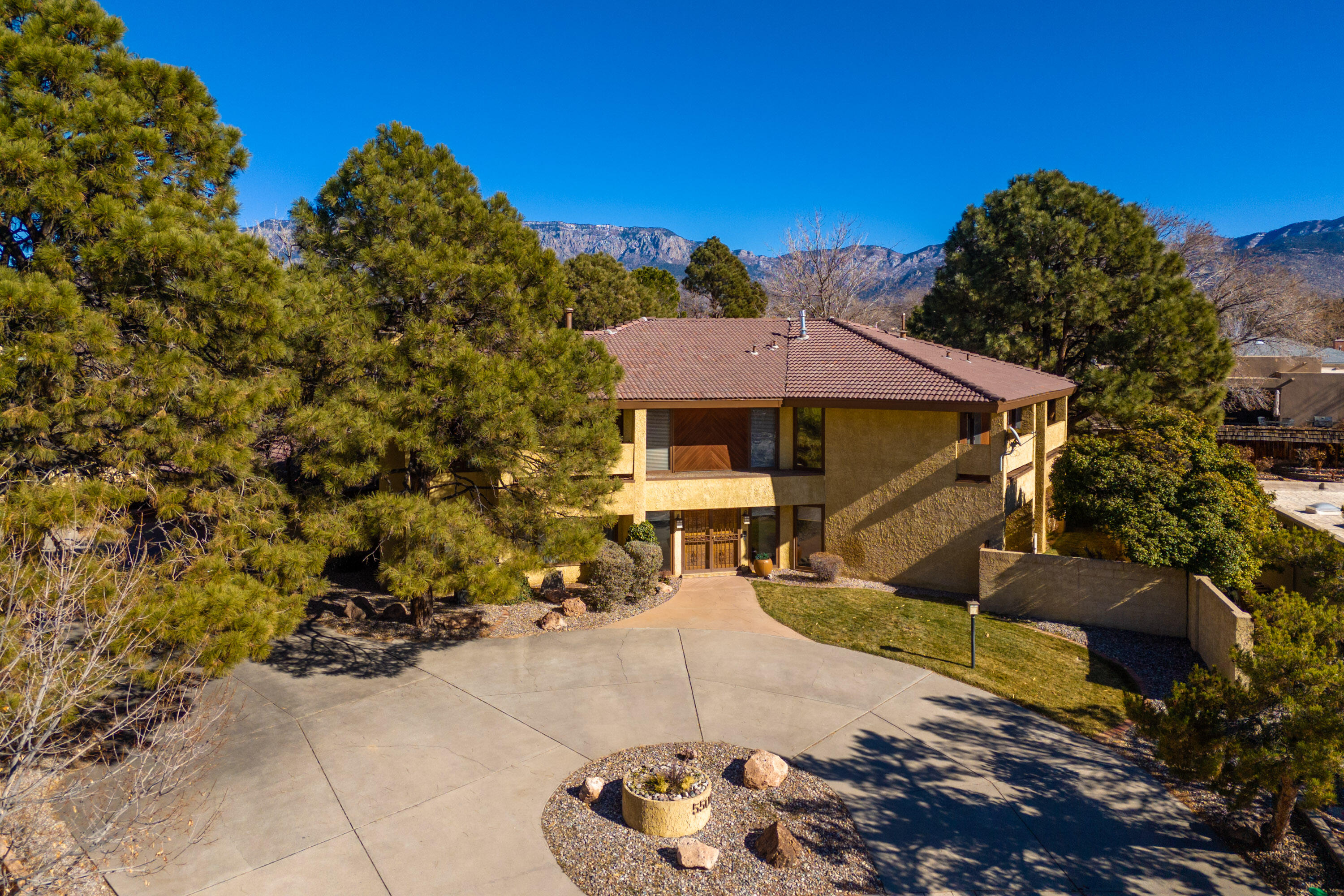 5508 Luna del Oro Court NE