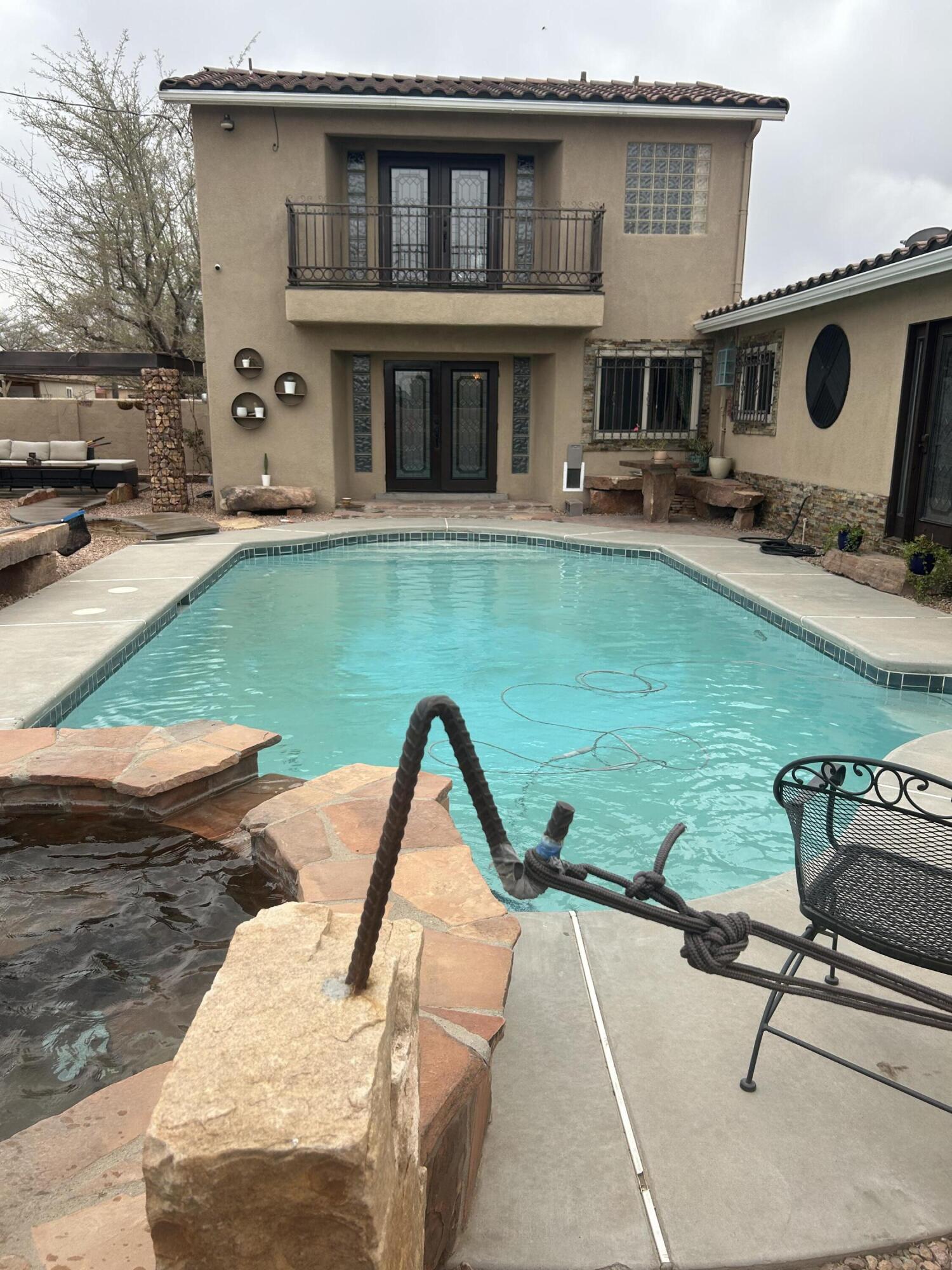 864 LOMA HERMOSA Drive NW