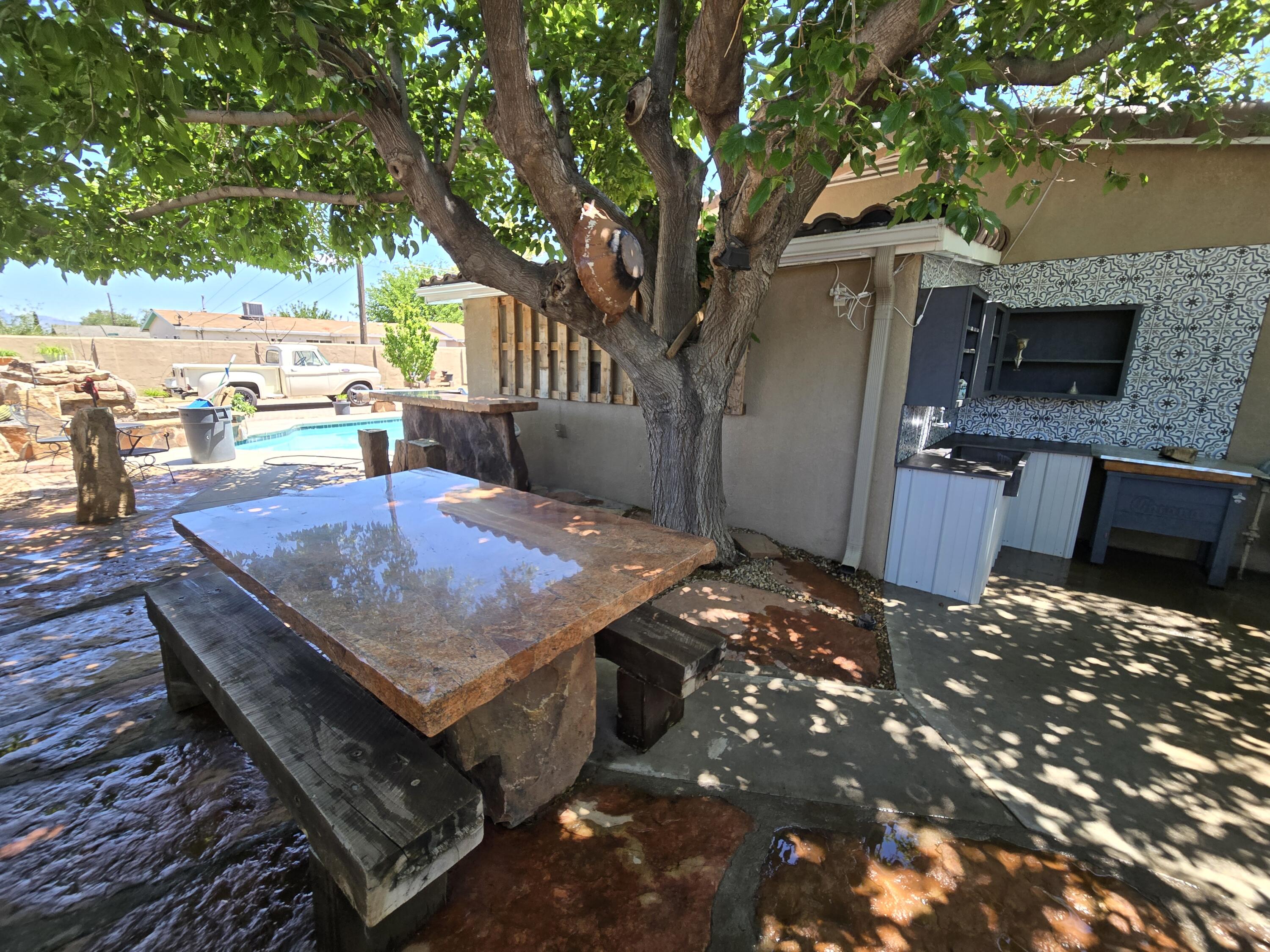 864 LOMA HERMOSA Drive NW
