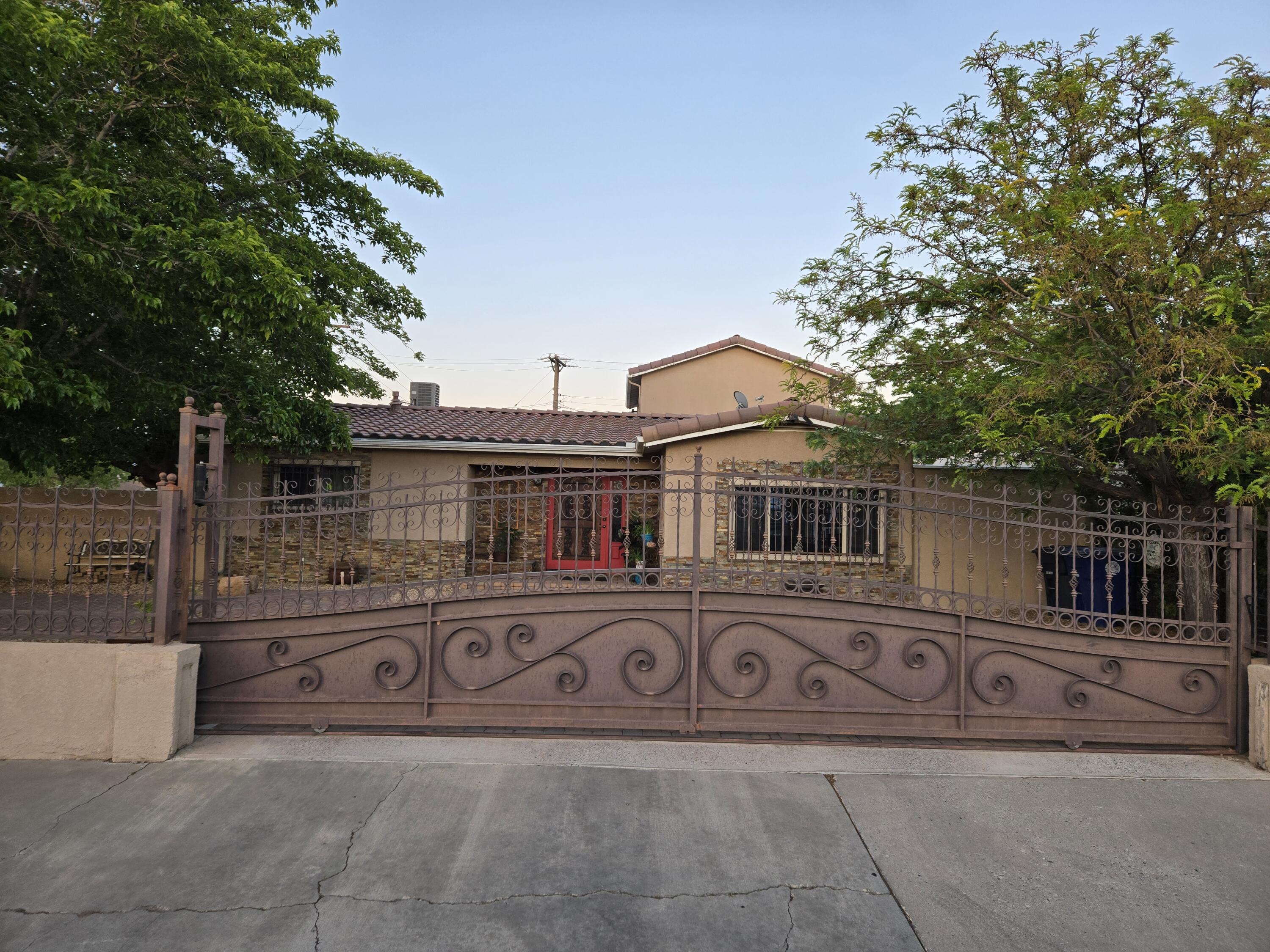 864 LOMA HERMOSA Drive NW
