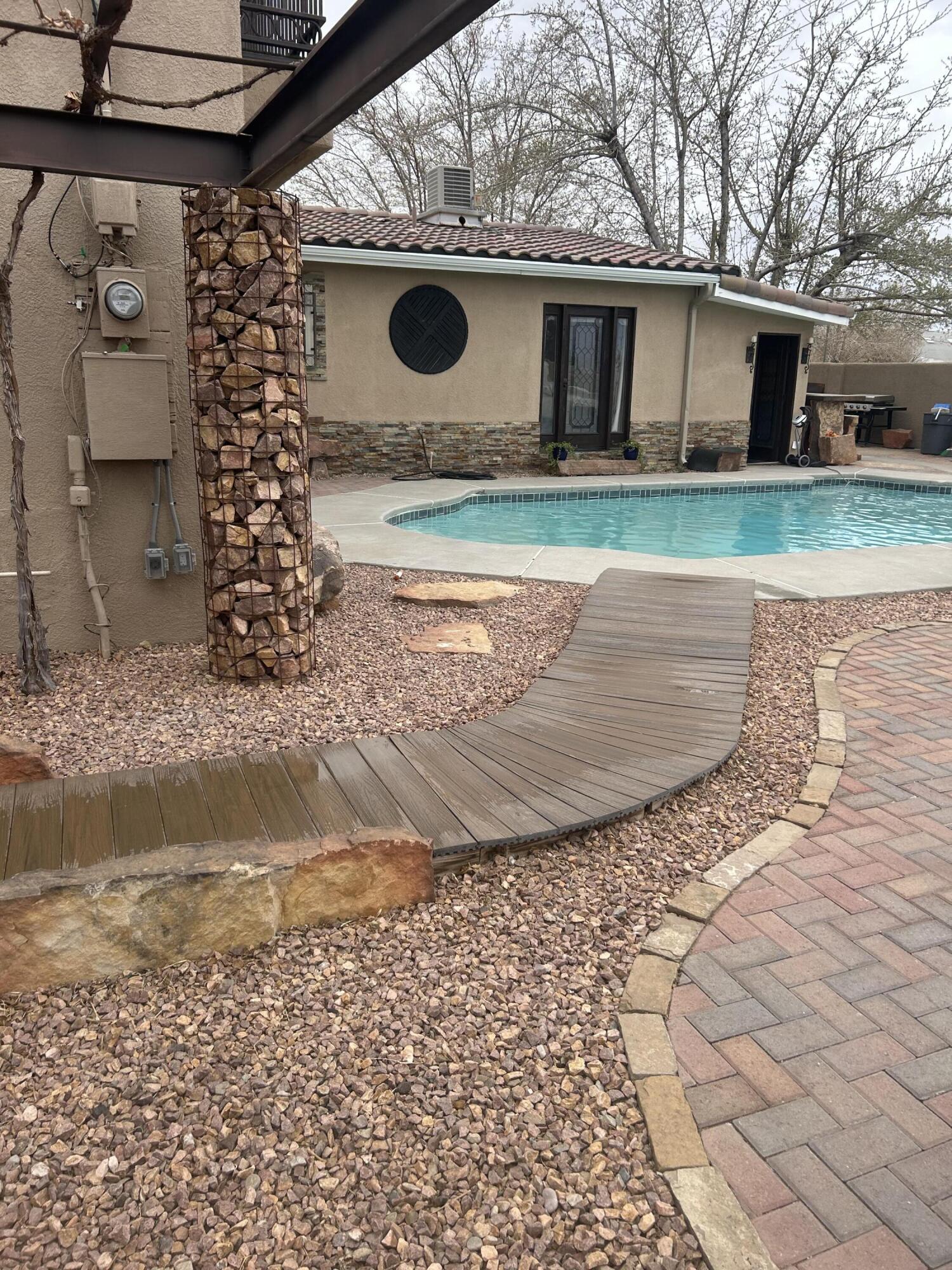 864 LOMA HERMOSA Drive NW