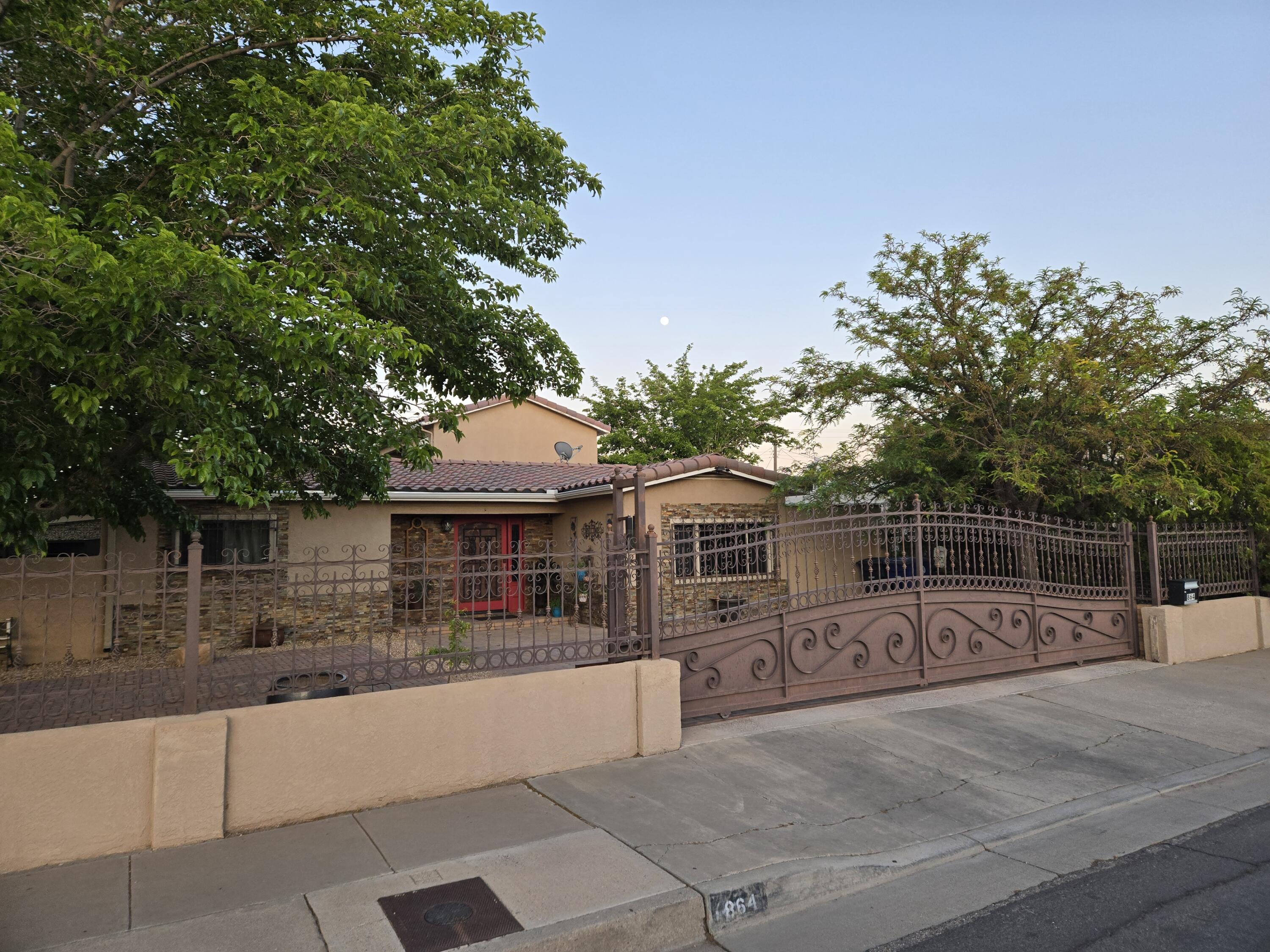 864 LOMA HERMOSA Drive NW