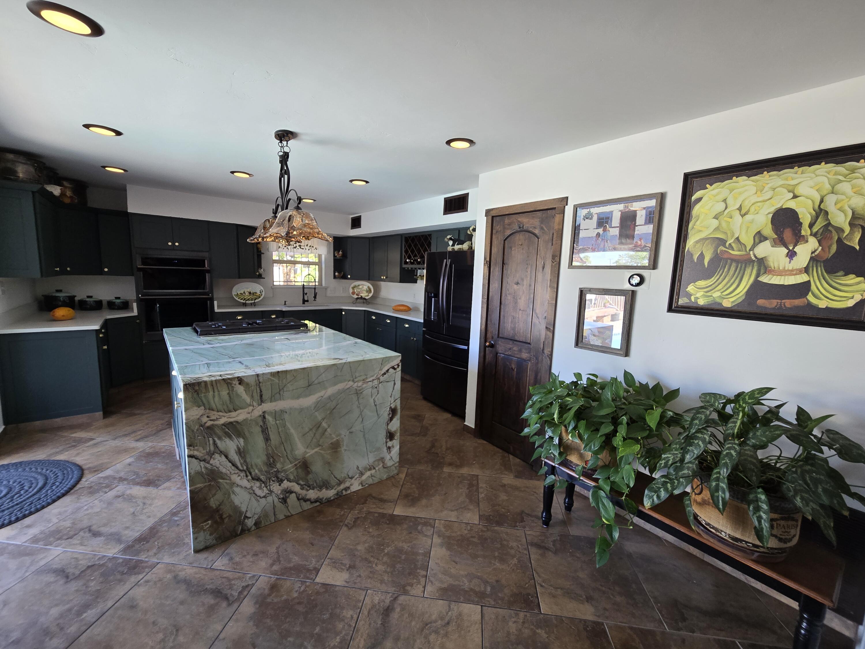 864 LOMA HERMOSA Drive NW