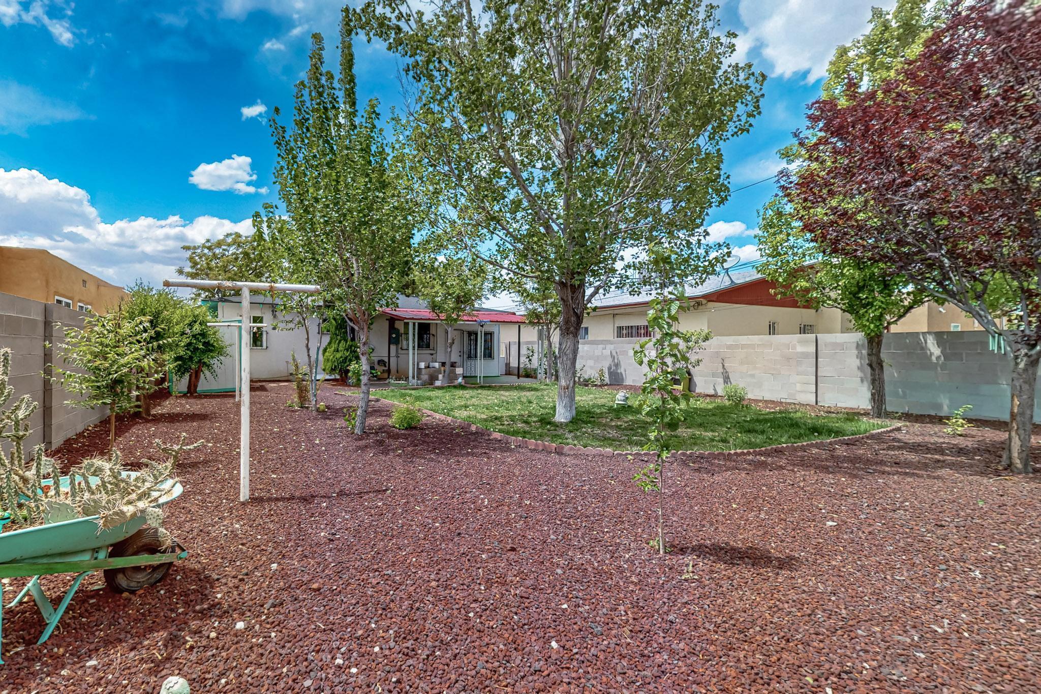 812 CARDENAS Drive SE