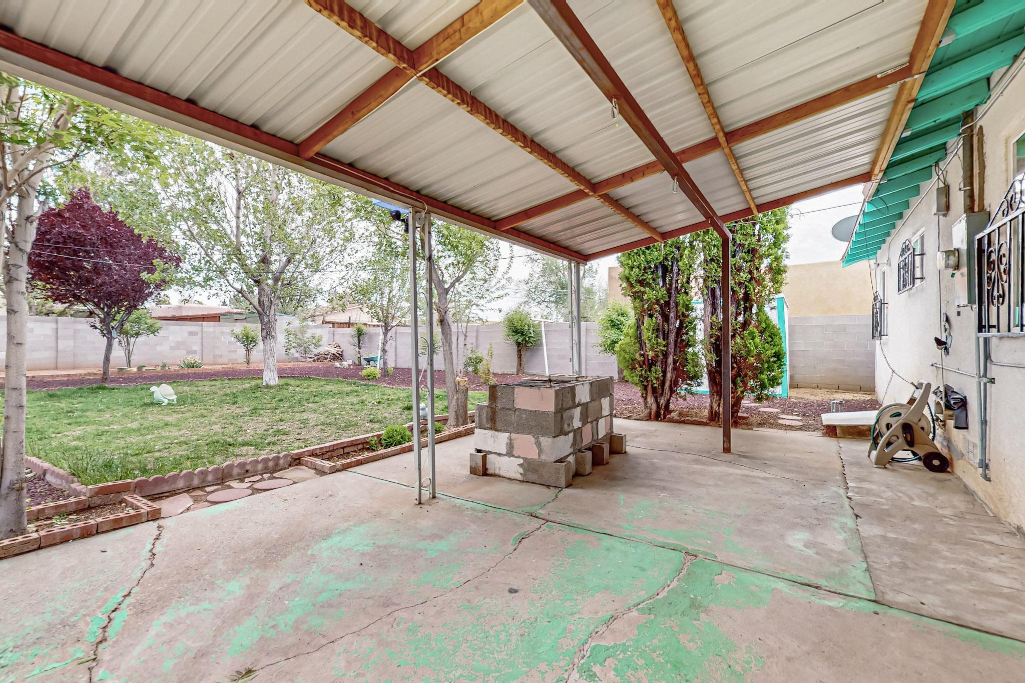 812 CARDENAS Drive SE