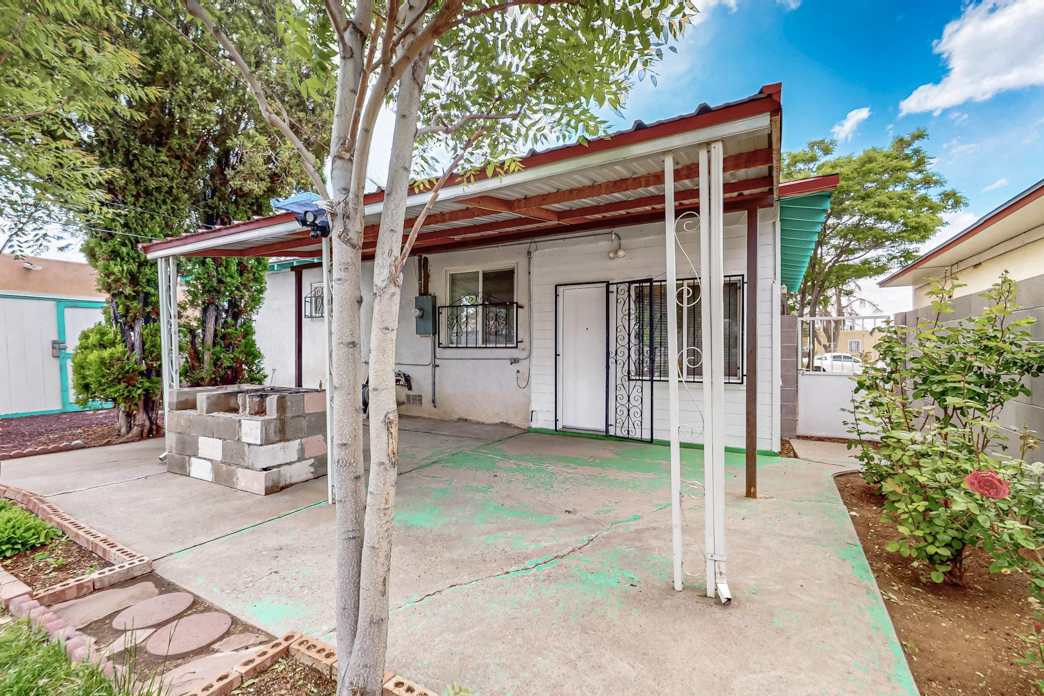 812 CARDENAS Drive SE