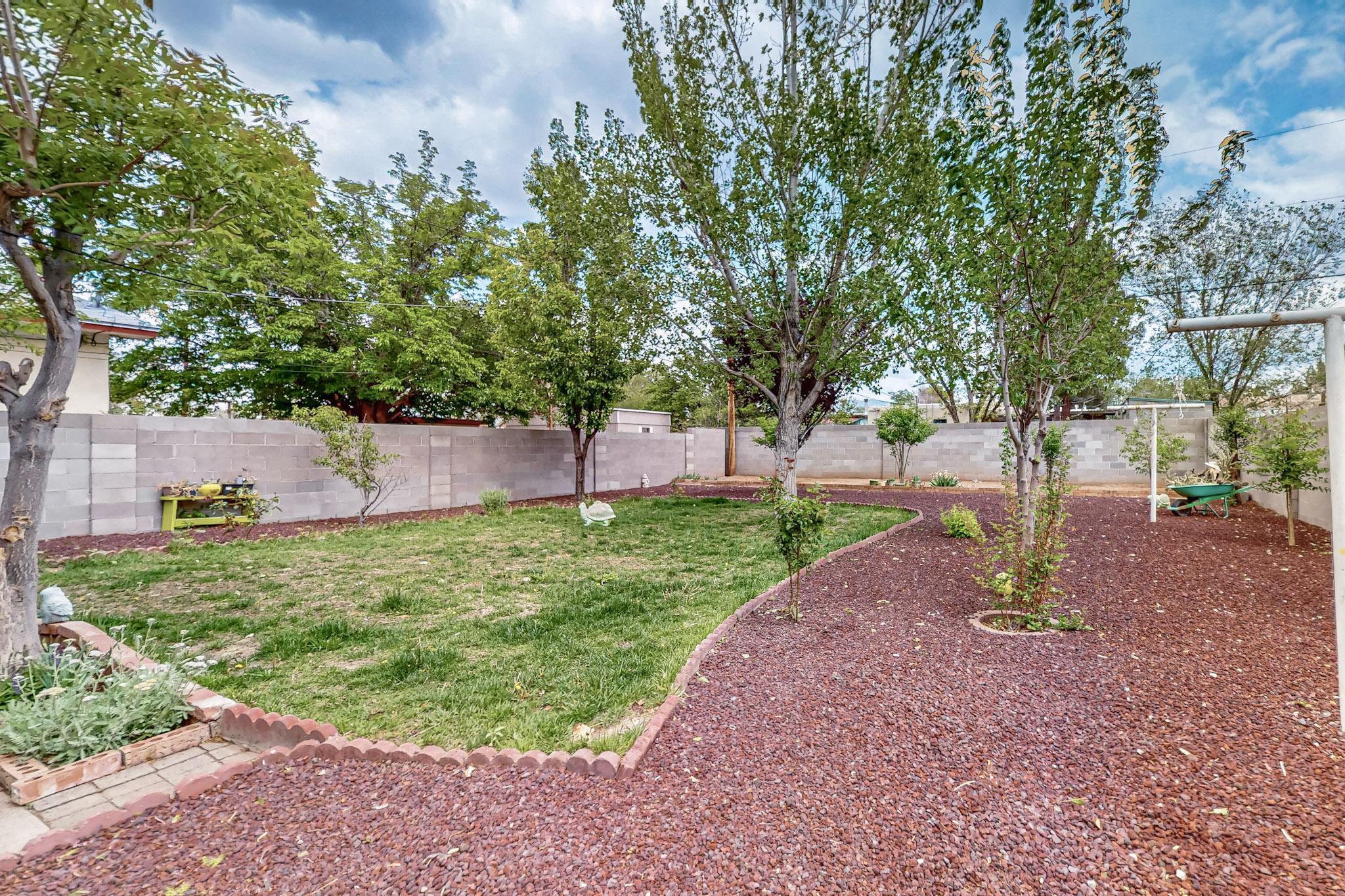 812 CARDENAS Drive SE