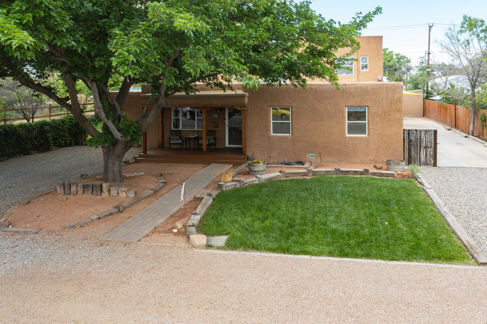 612 CHARLES Place NW