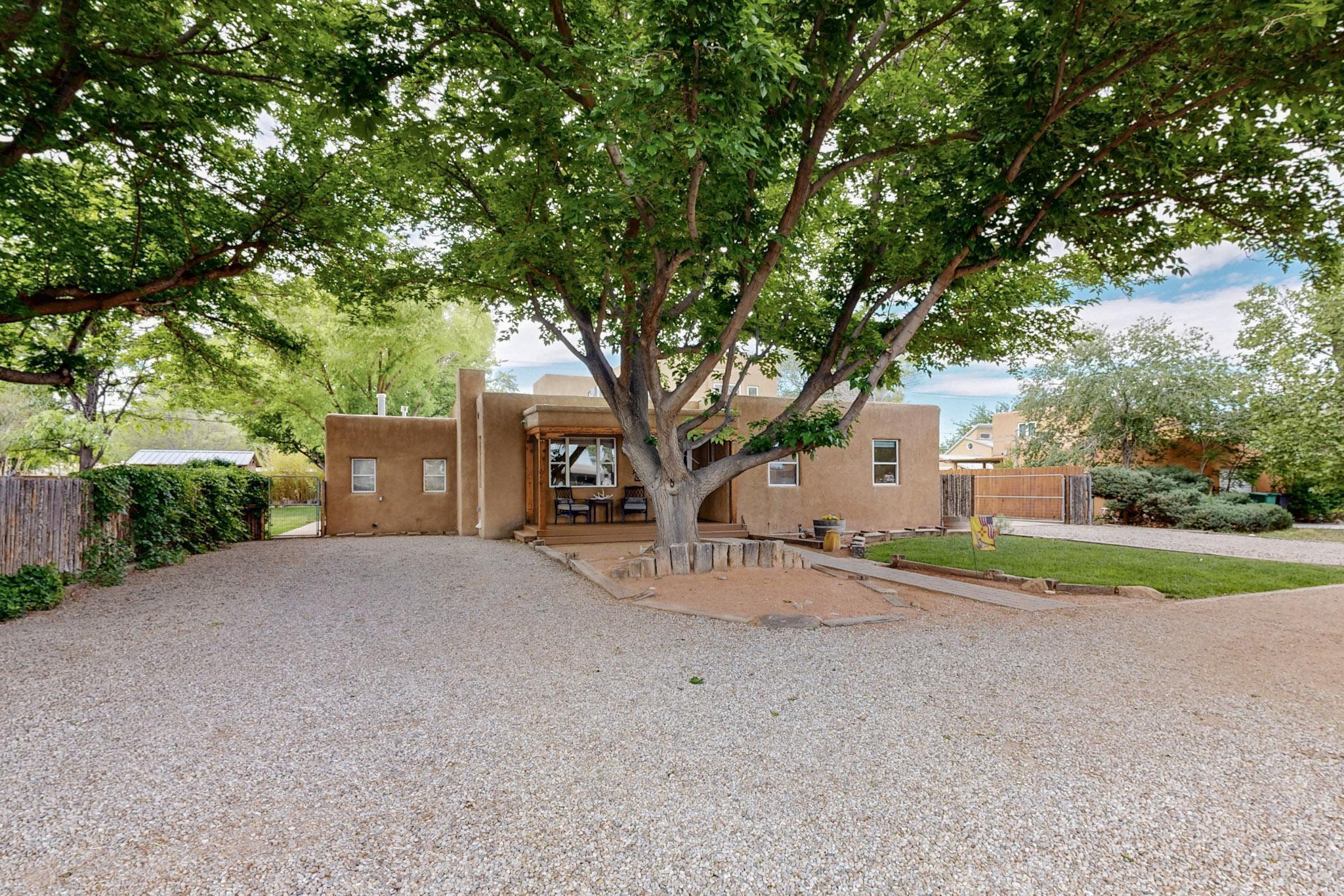 612 CHARLES Place NW