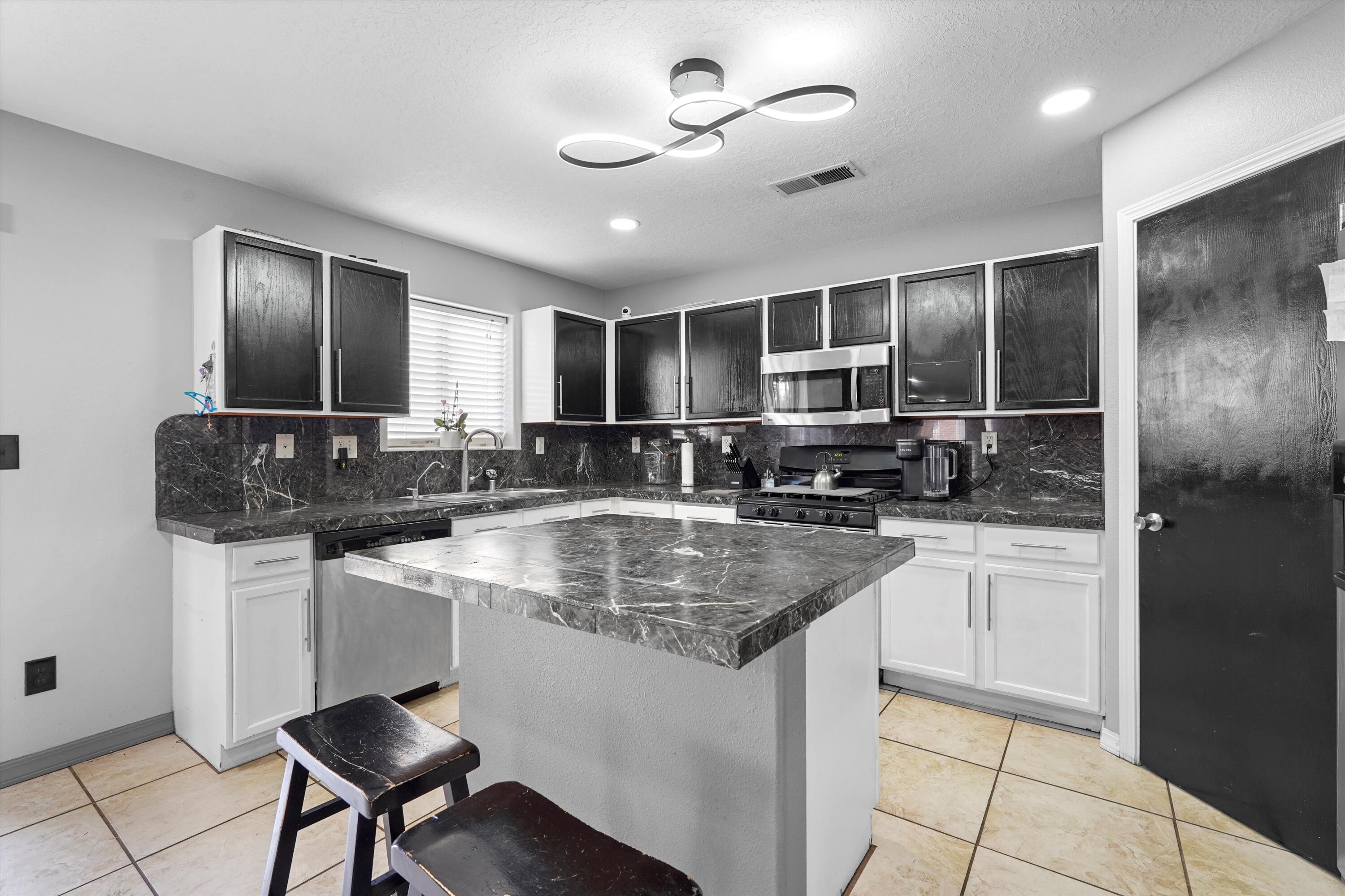 656 COTTONTAIL Street SW