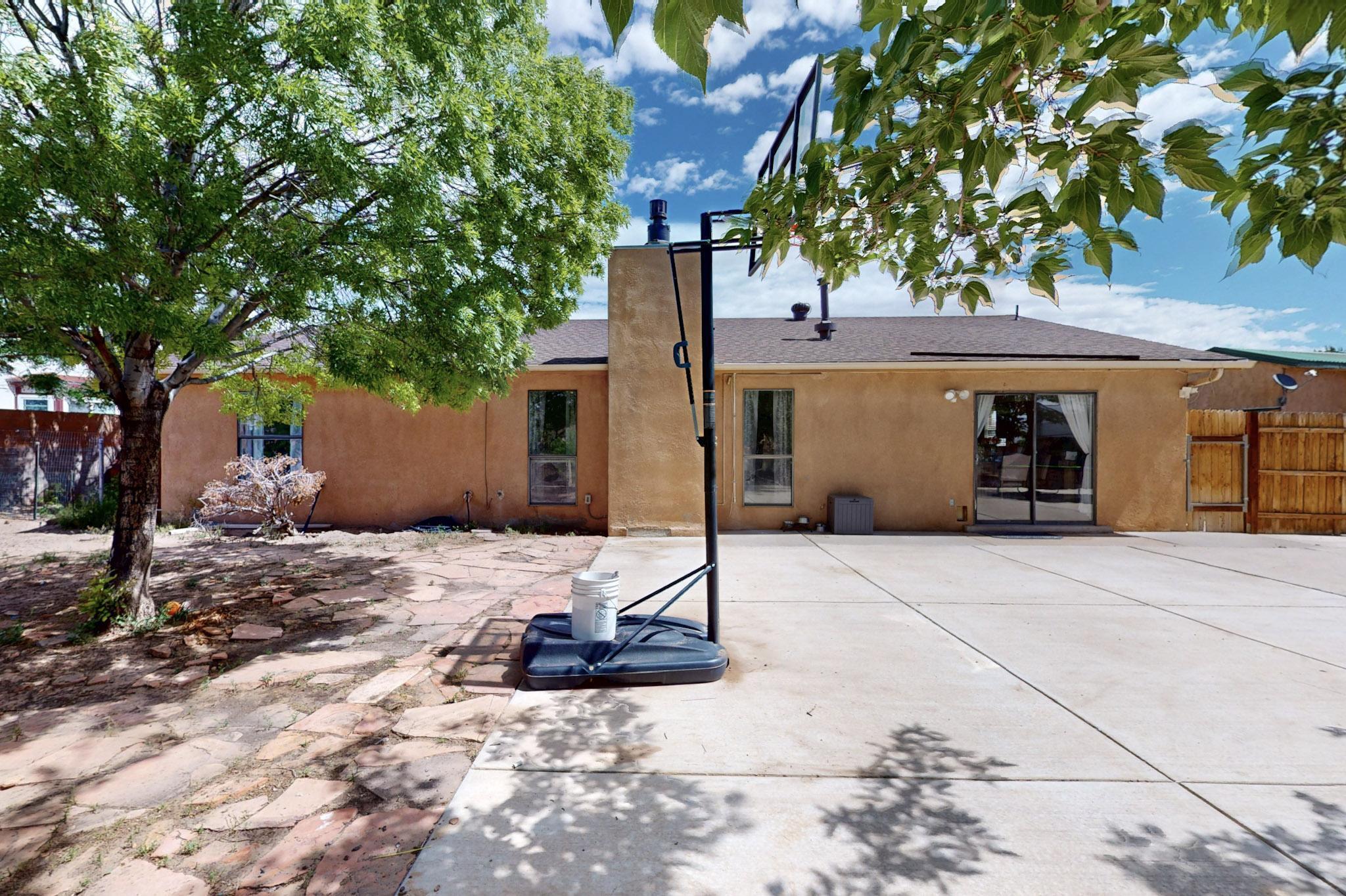 6242 ROADRUNNER Loop NE