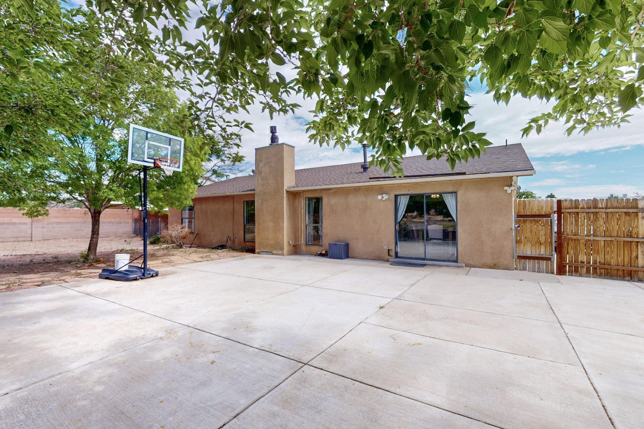 6242 ROADRUNNER Loop NE