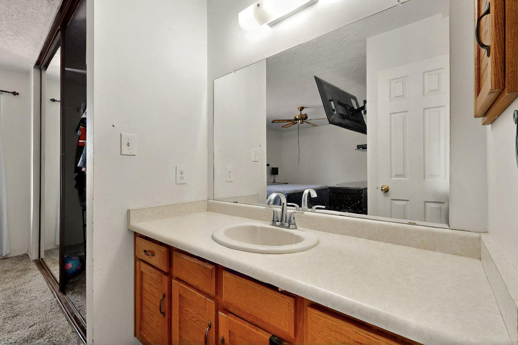 6242 ROADRUNNER Loop NE