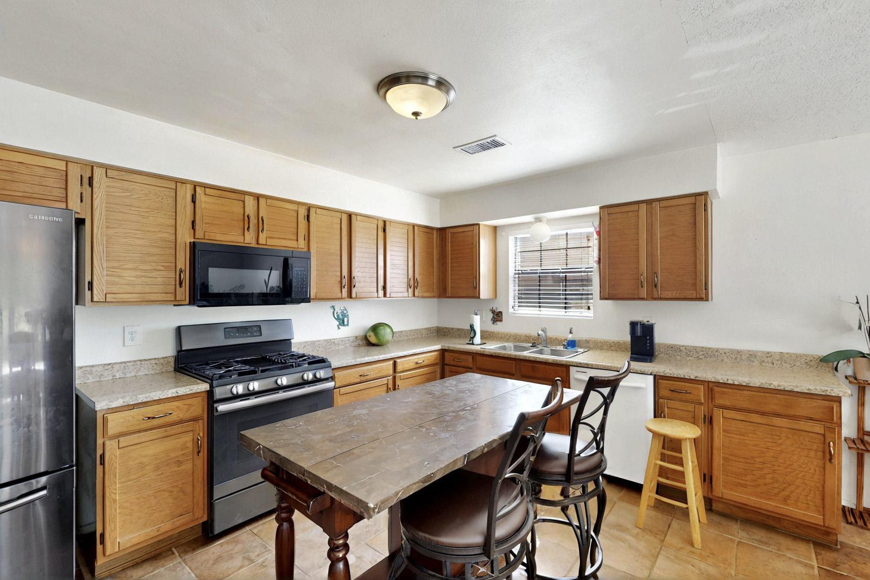 6242 ROADRUNNER Loop NE