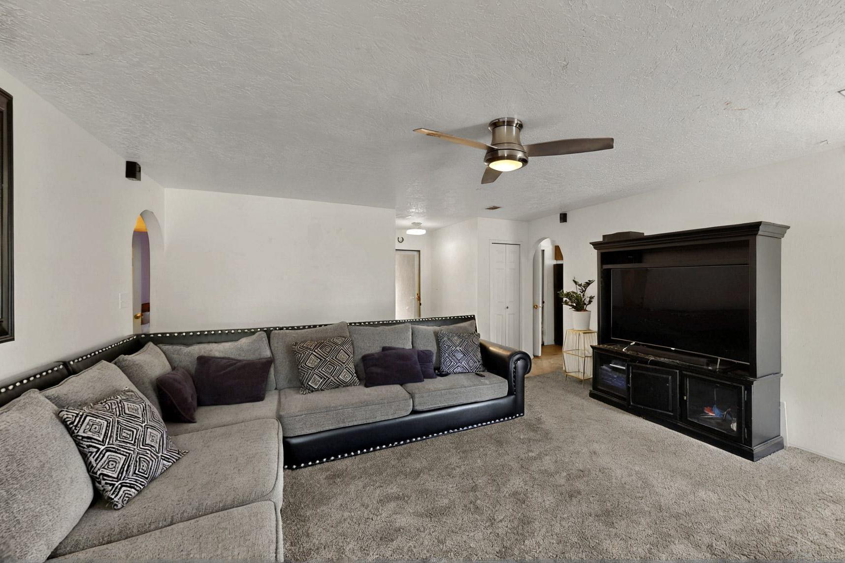 6242 ROADRUNNER Loop NE