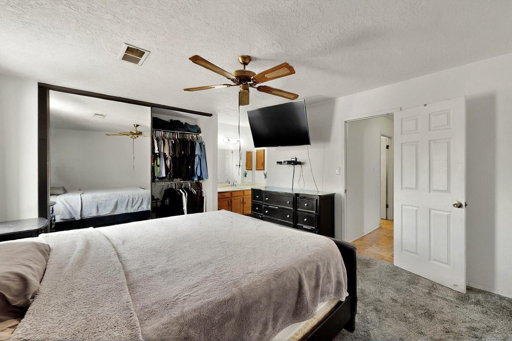 6242 ROADRUNNER Loop NE
