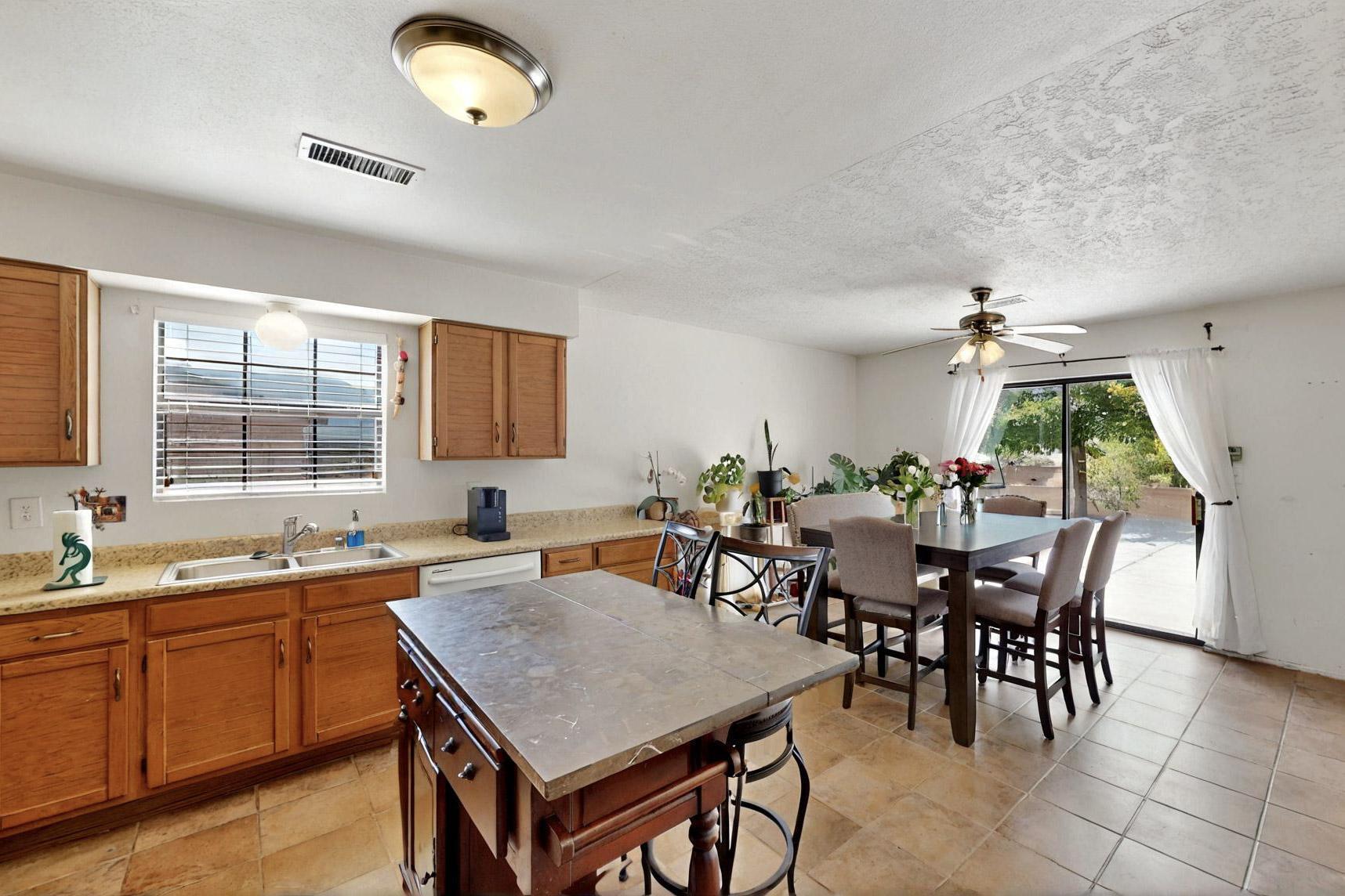 6242 ROADRUNNER Loop NE