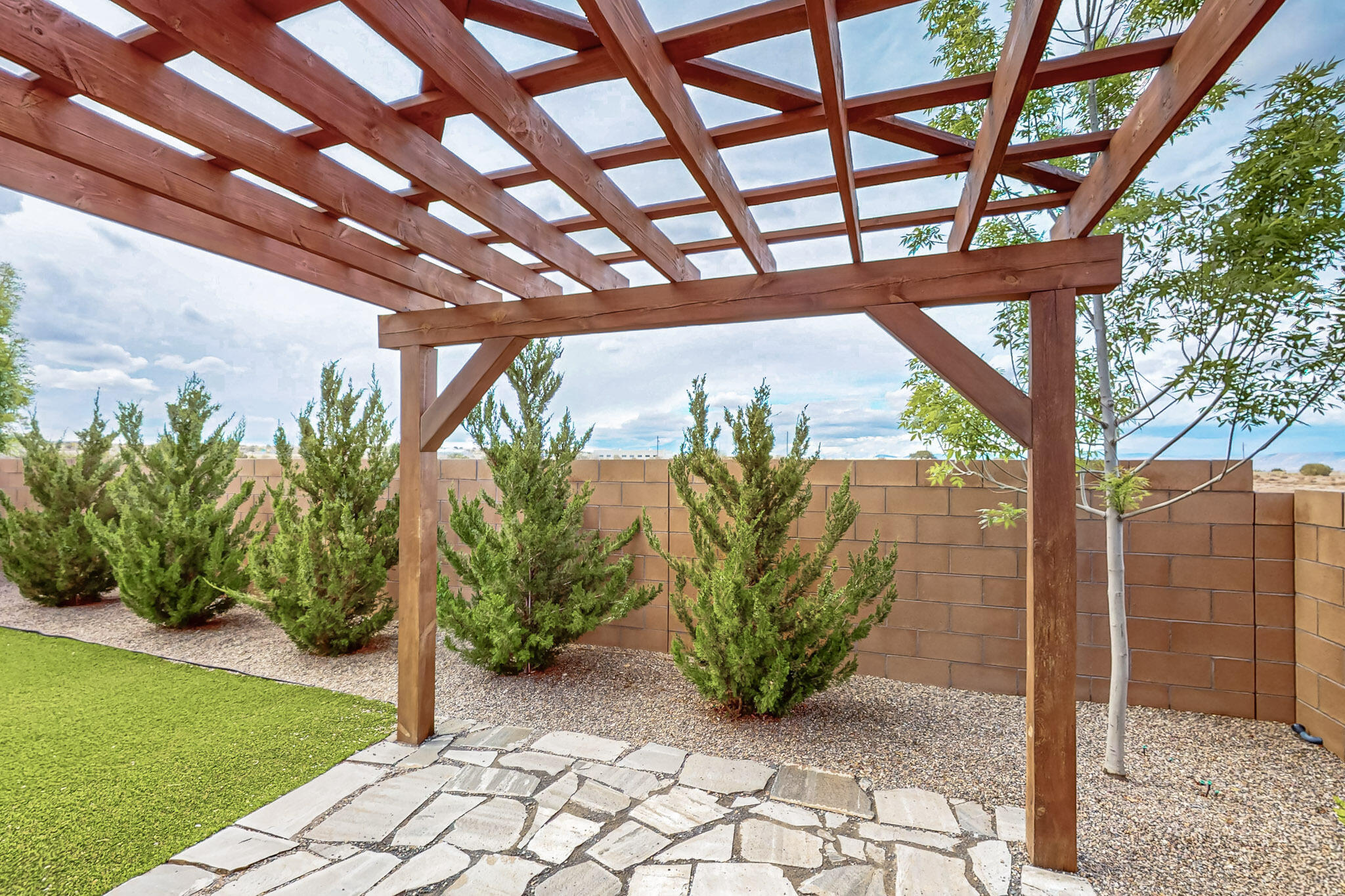 4281 CROWNED EAGLE Loop NE