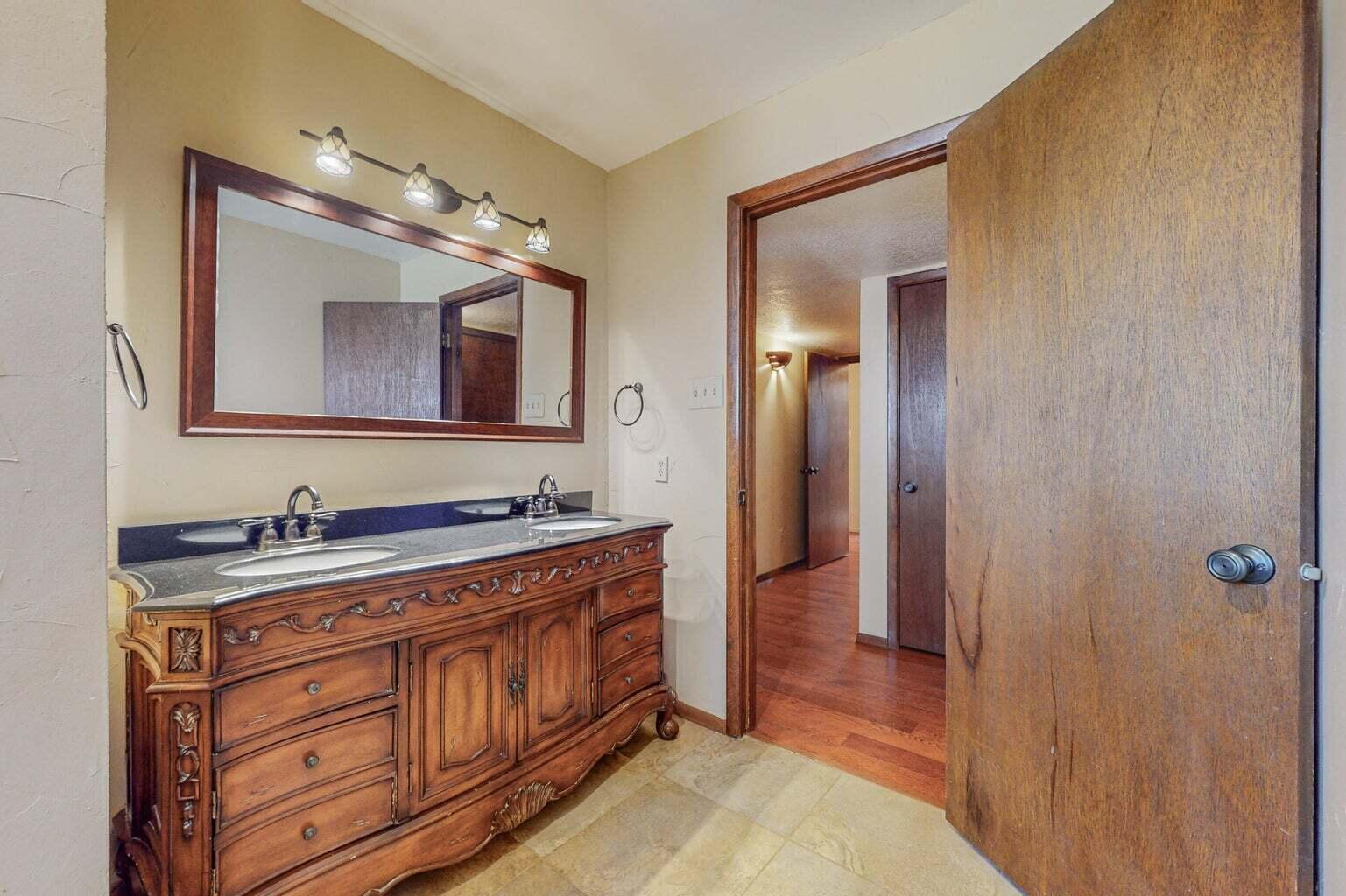 501 Calle De La Angel