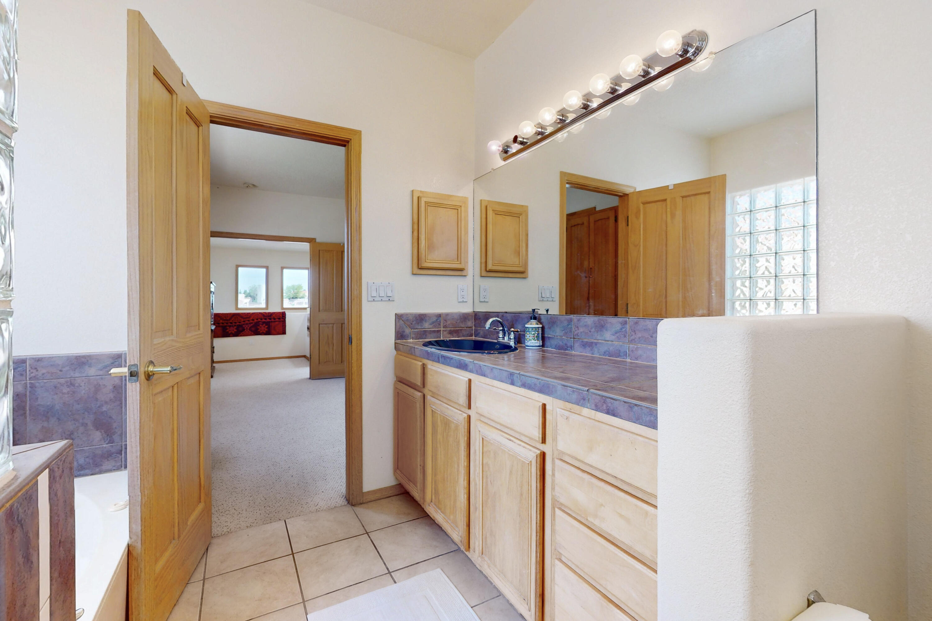 653 RENAISSANCE Loop SE