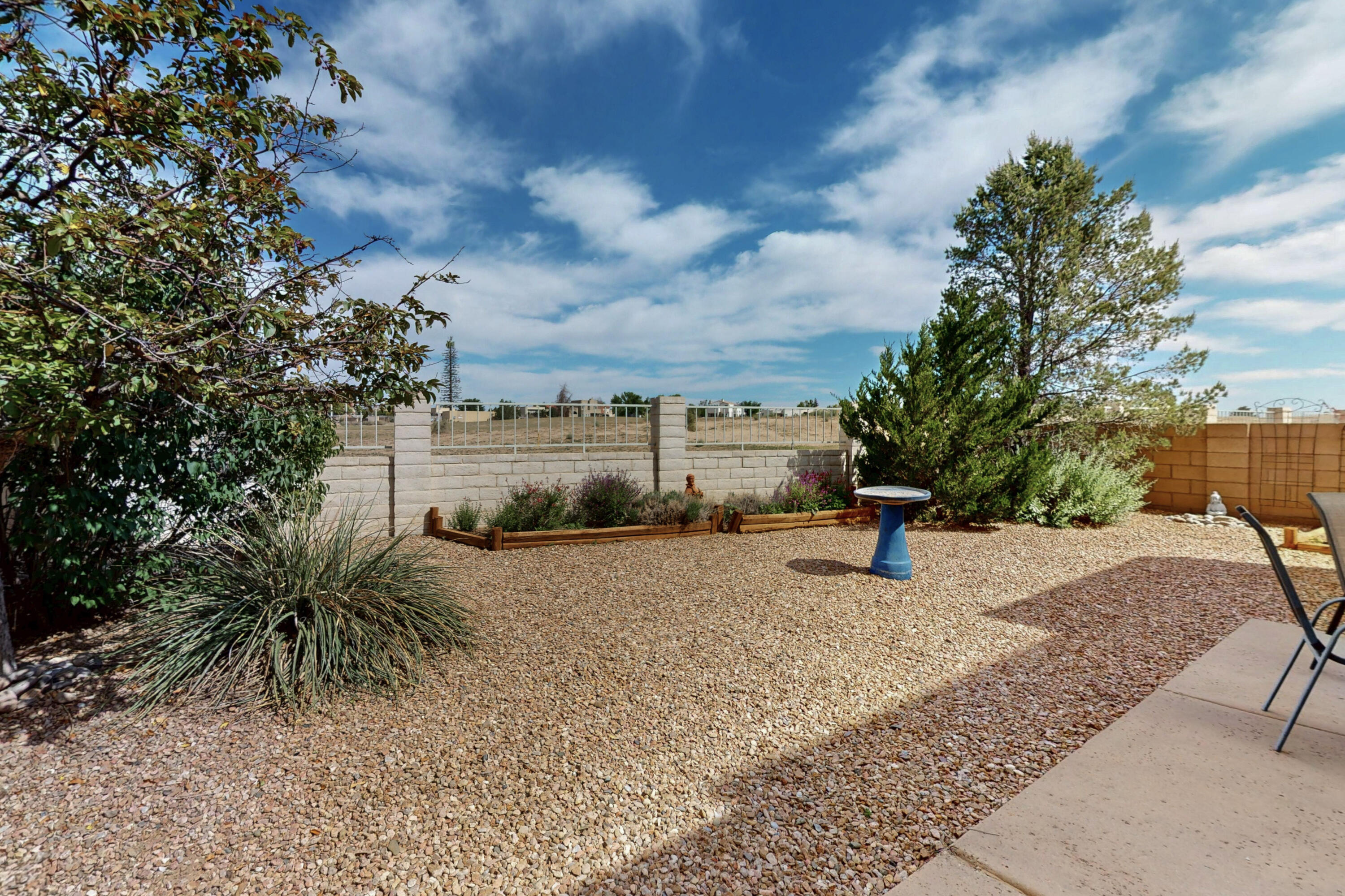 653 RENAISSANCE Loop SE