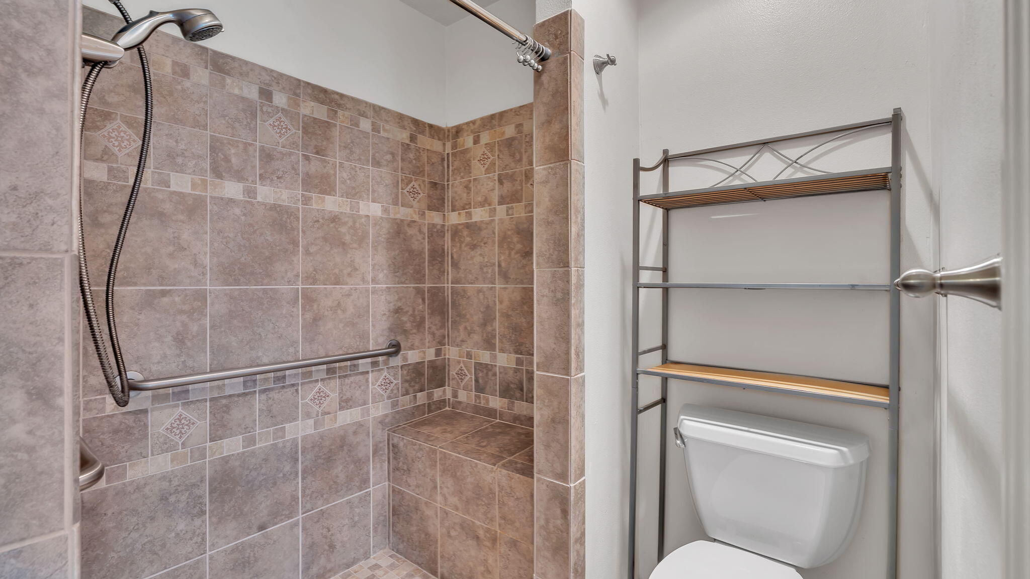 6600 AVENIDA LA COSTA NE