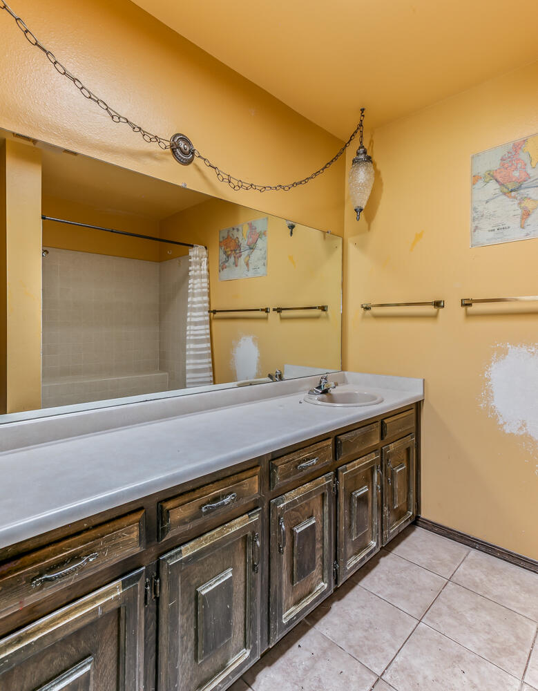 24 Lakeshore Drive NE