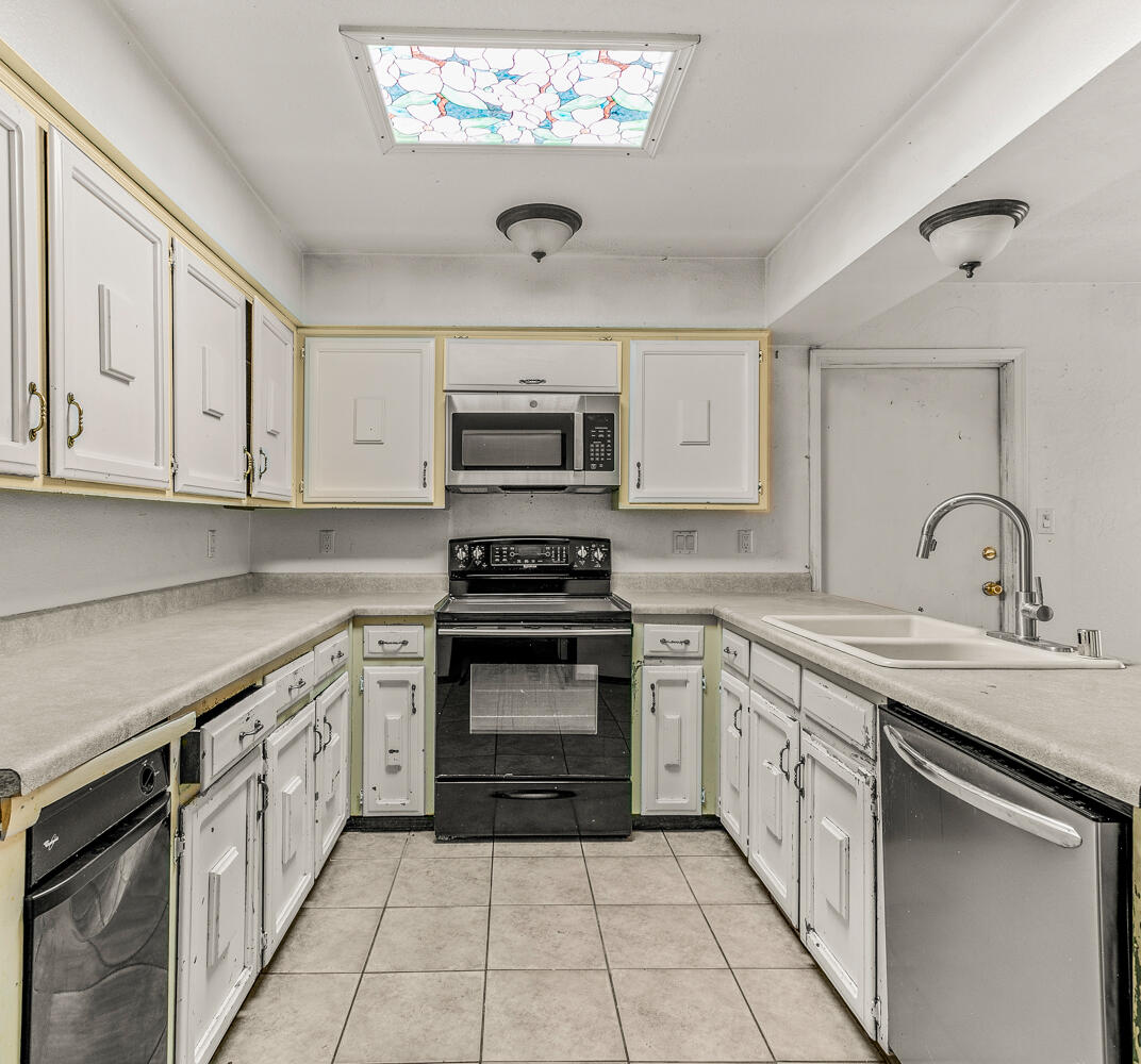 24 Lakeshore Drive NE