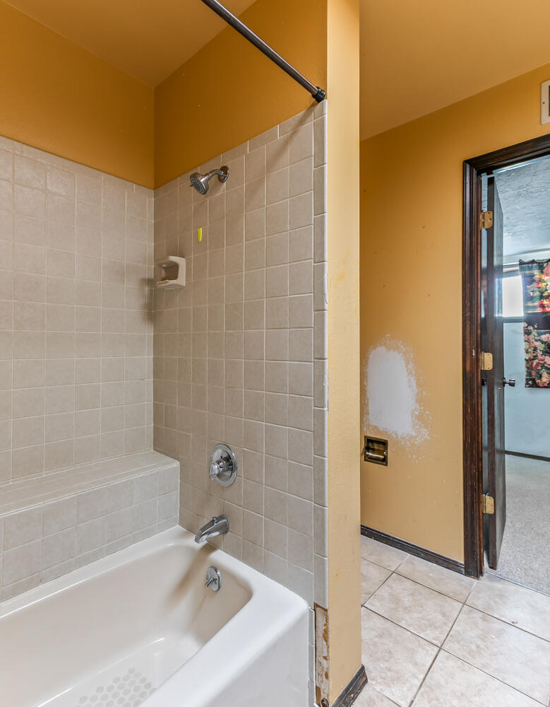 24 Lakeshore Drive NE