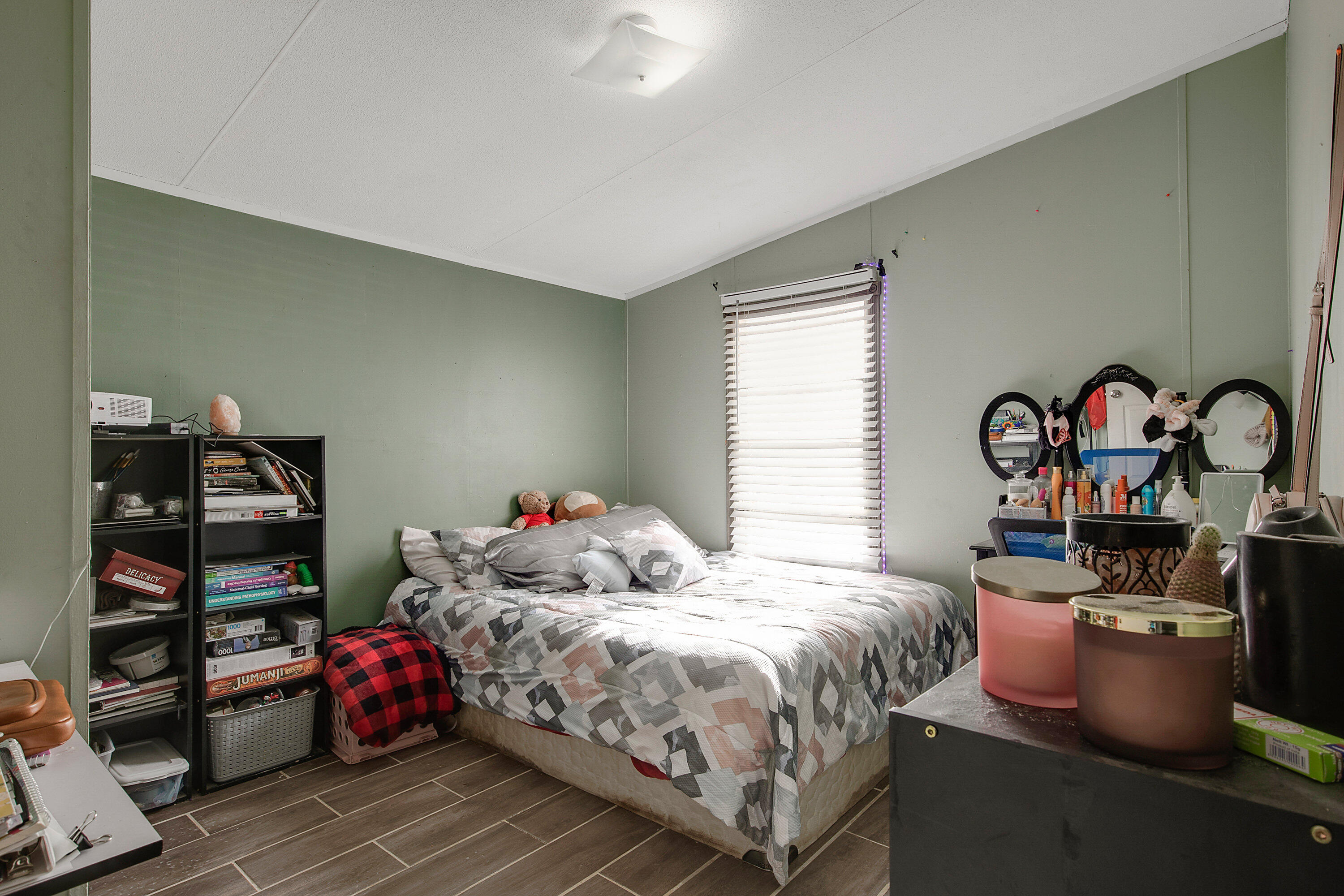 2 STOREY Avenue