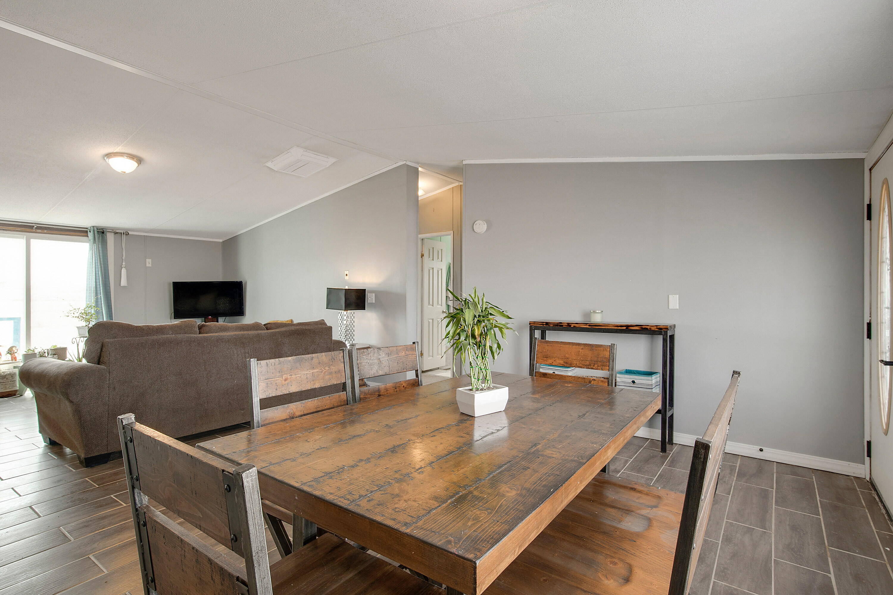 2 STOREY Avenue