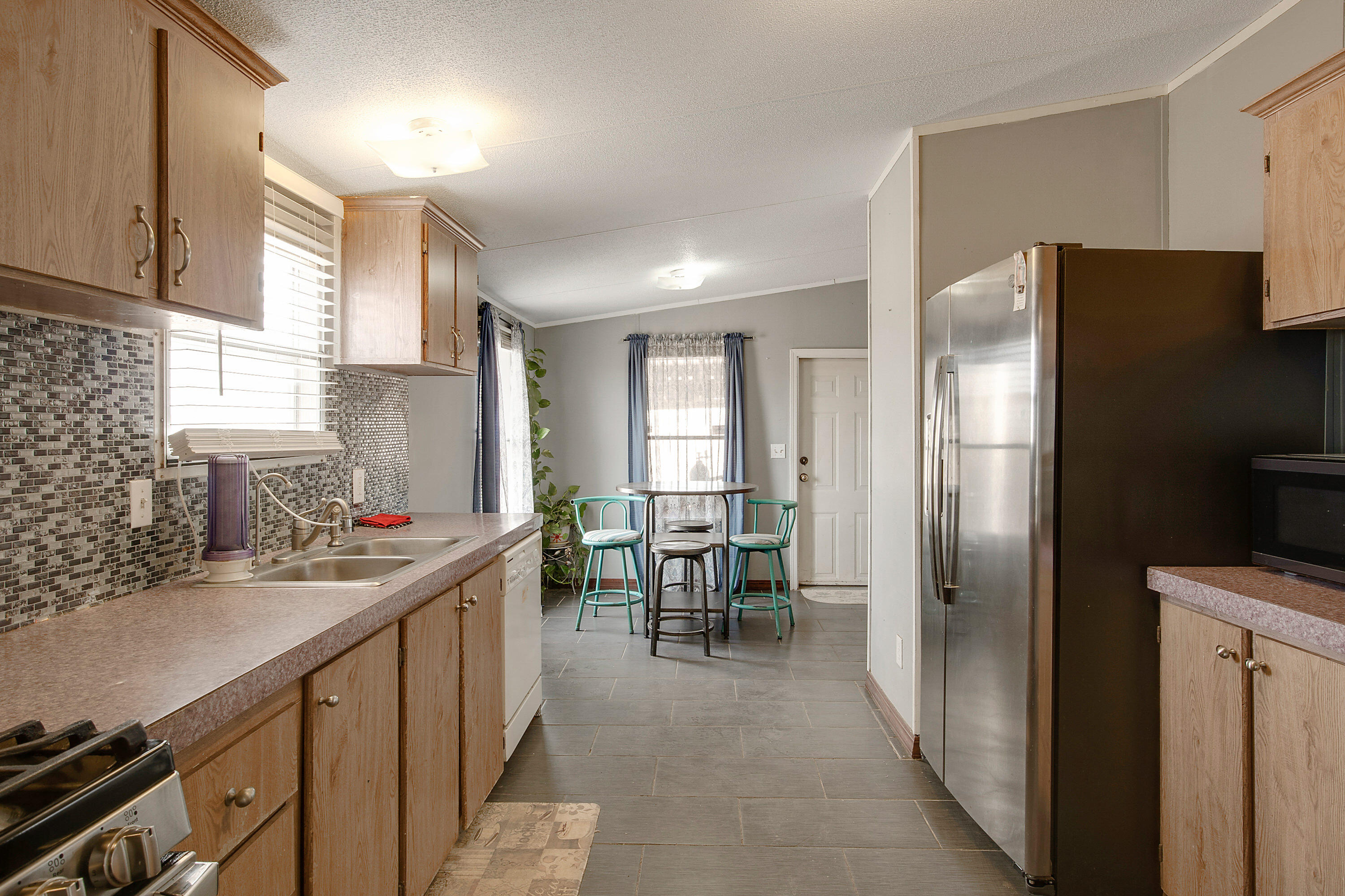 2 STOREY Avenue