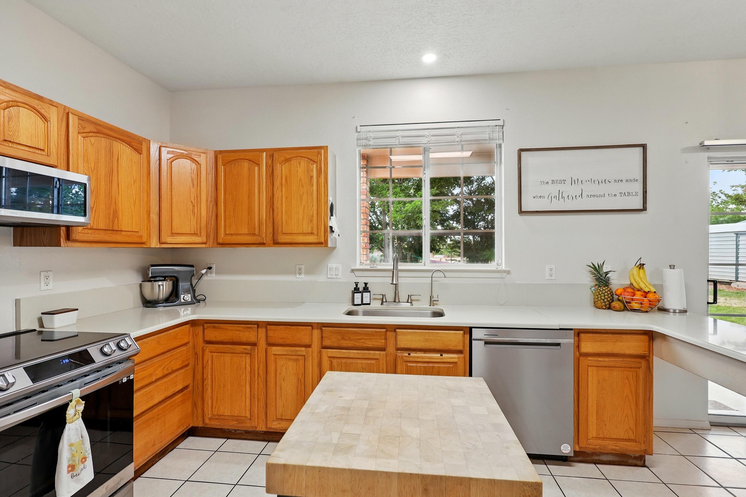 1401 CERRO CRESTADO Drive NW