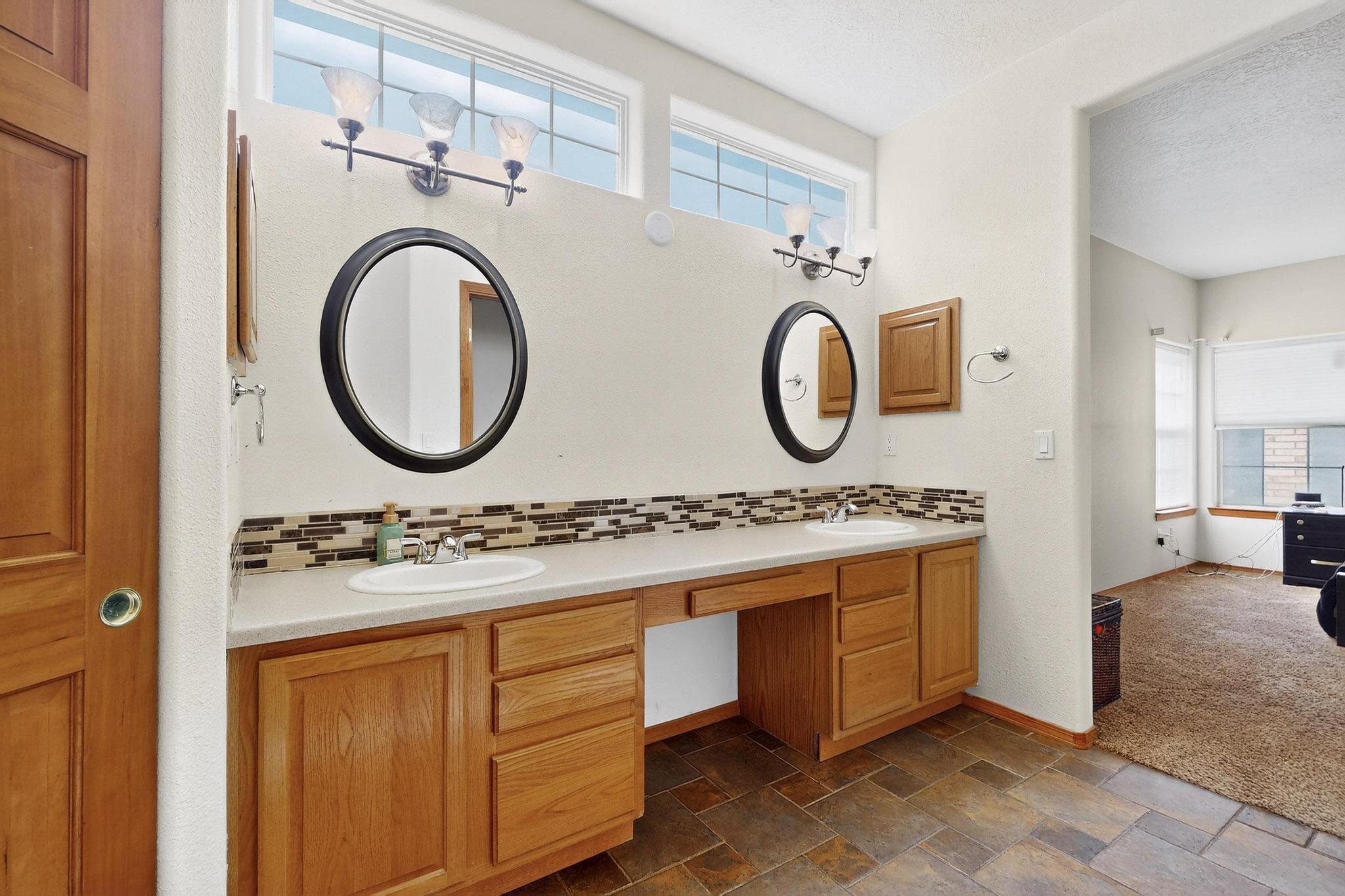 9200 PALOMAS Avenue NE