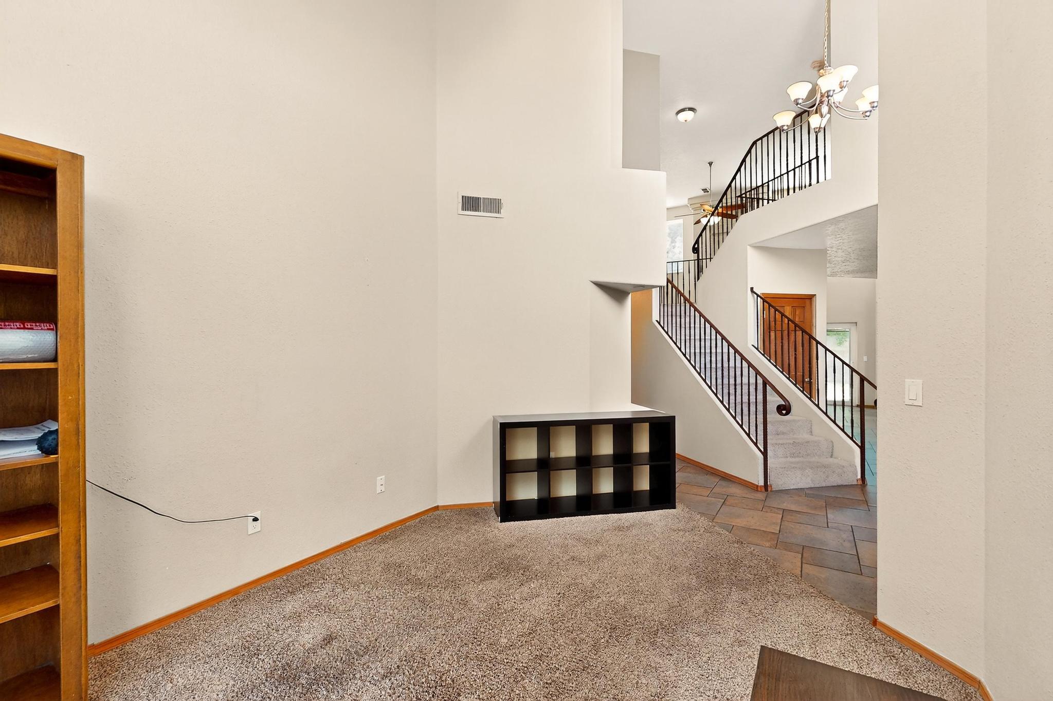 9200 PALOMAS Avenue NE