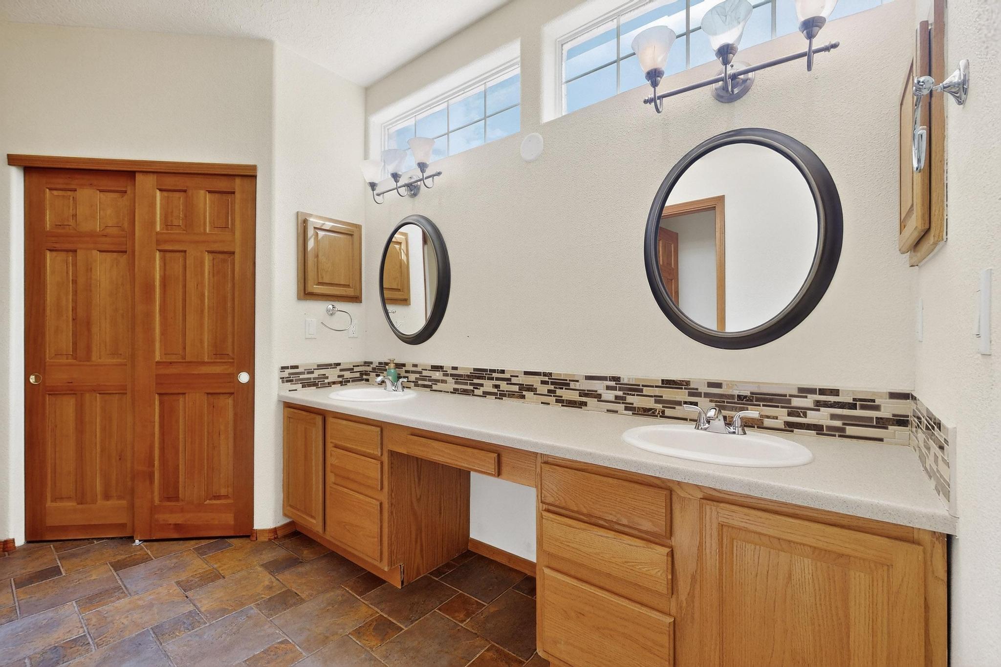 9200 PALOMAS Avenue NE