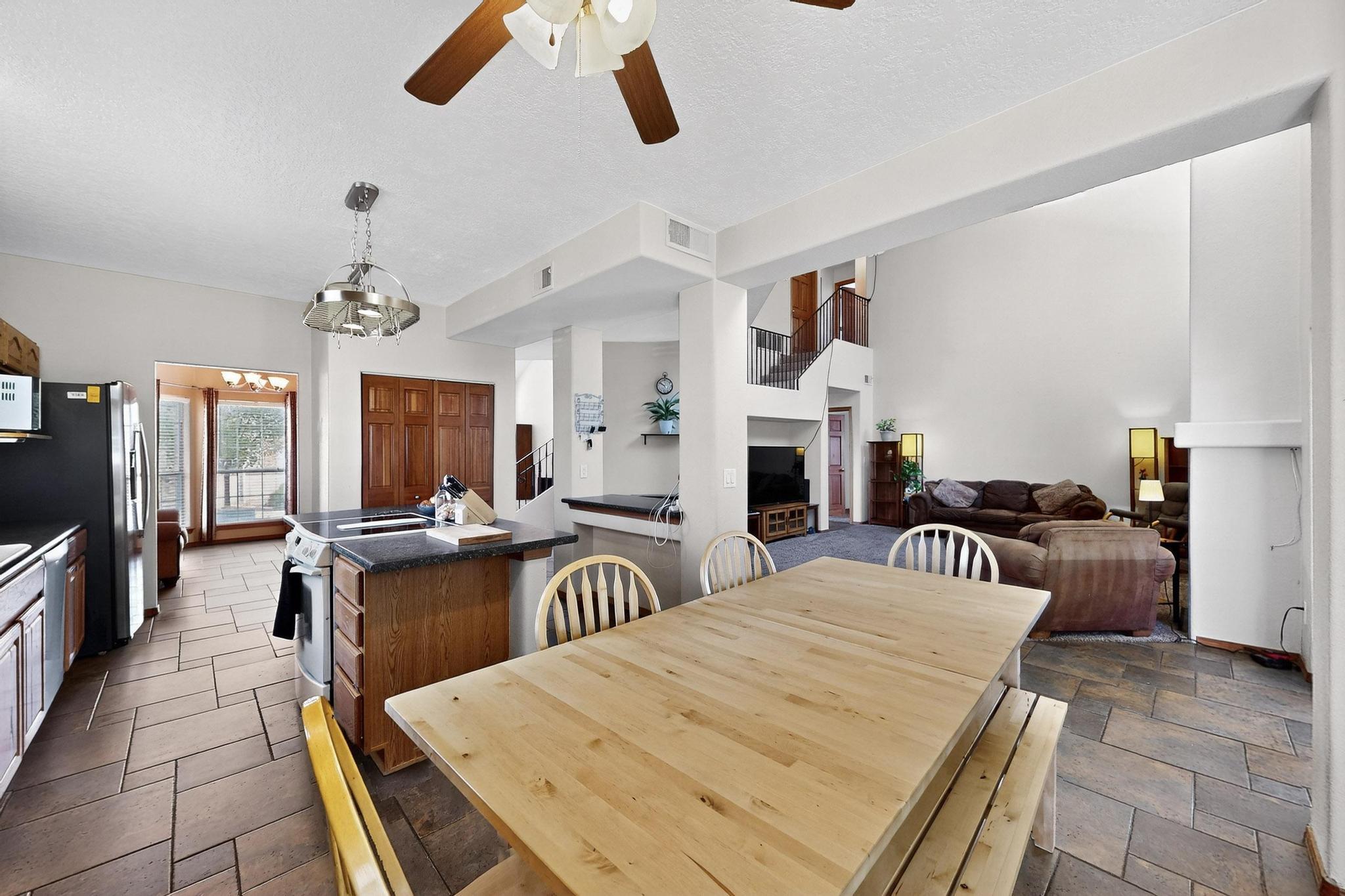 9200 PALOMAS Avenue NE