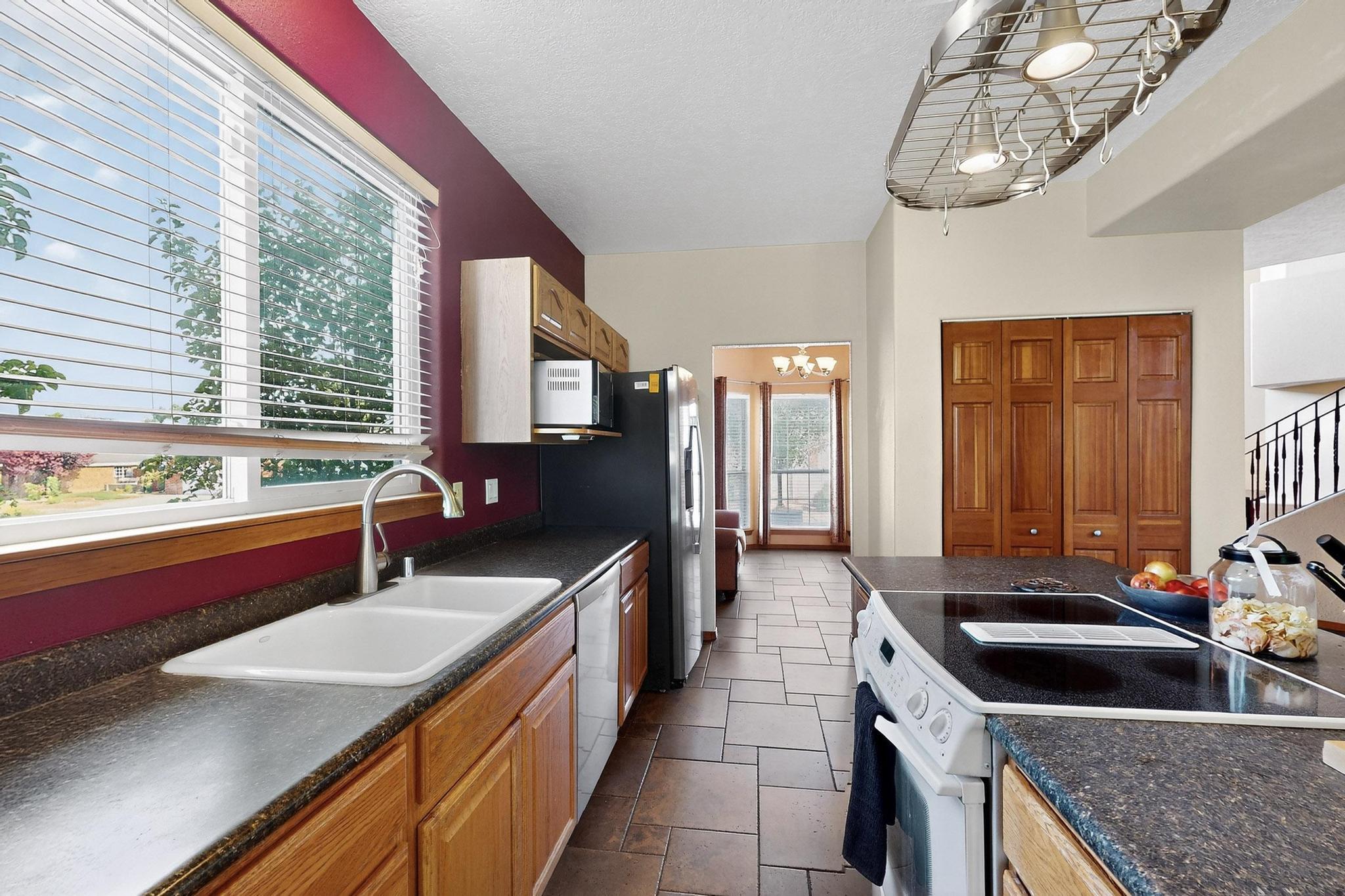 9200 PALOMAS Avenue NE