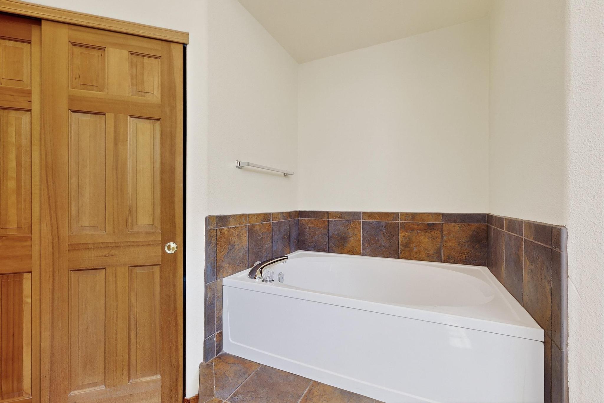 9200 PALOMAS Avenue NE