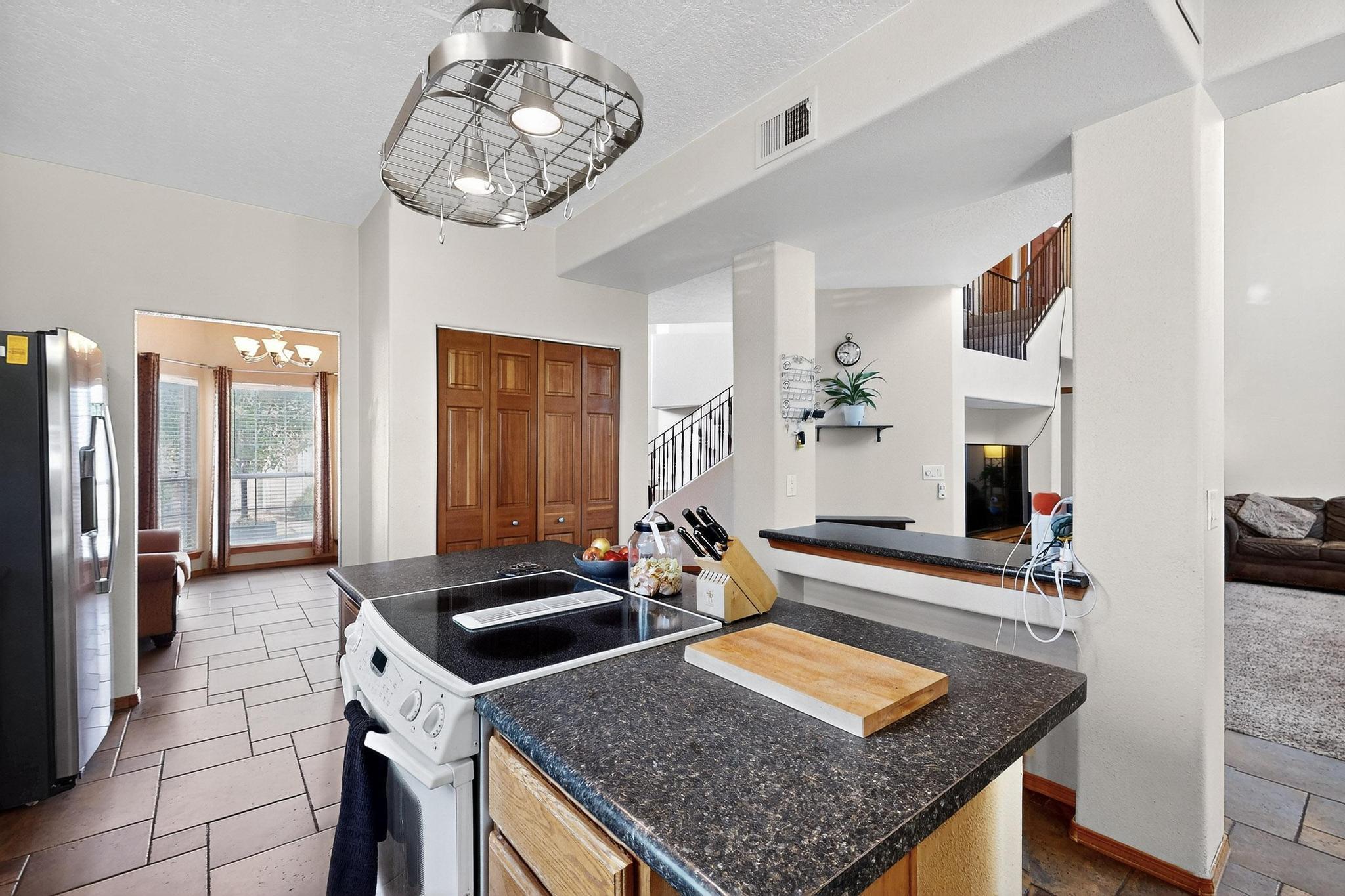 9200 PALOMAS Avenue NE